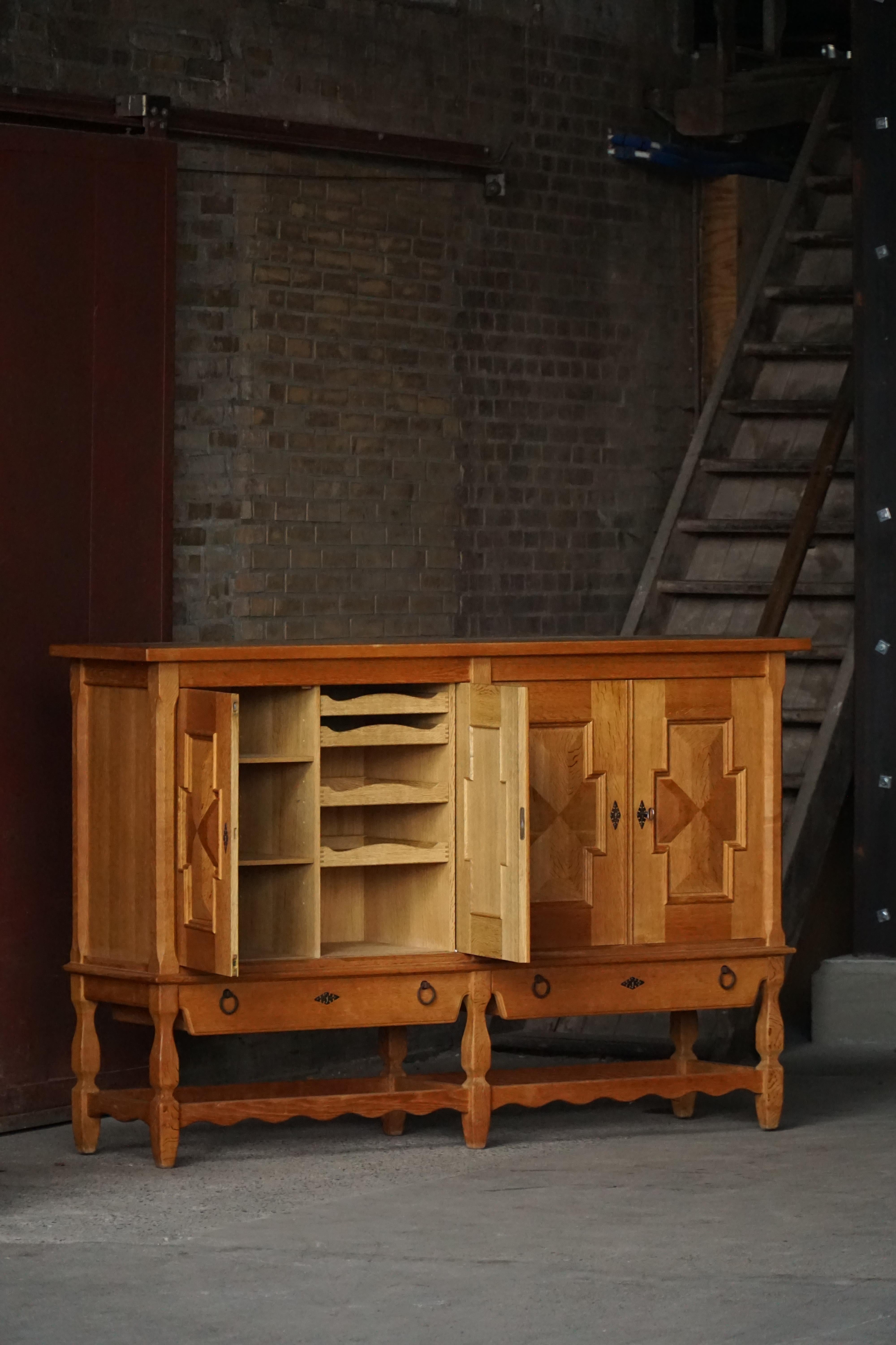 Henning Kjærnulf, Credenza in Oak, metà secolo danese, Nyrup Møbelfabrik, 1960s In condizioni buone in vendita a Odense, DK