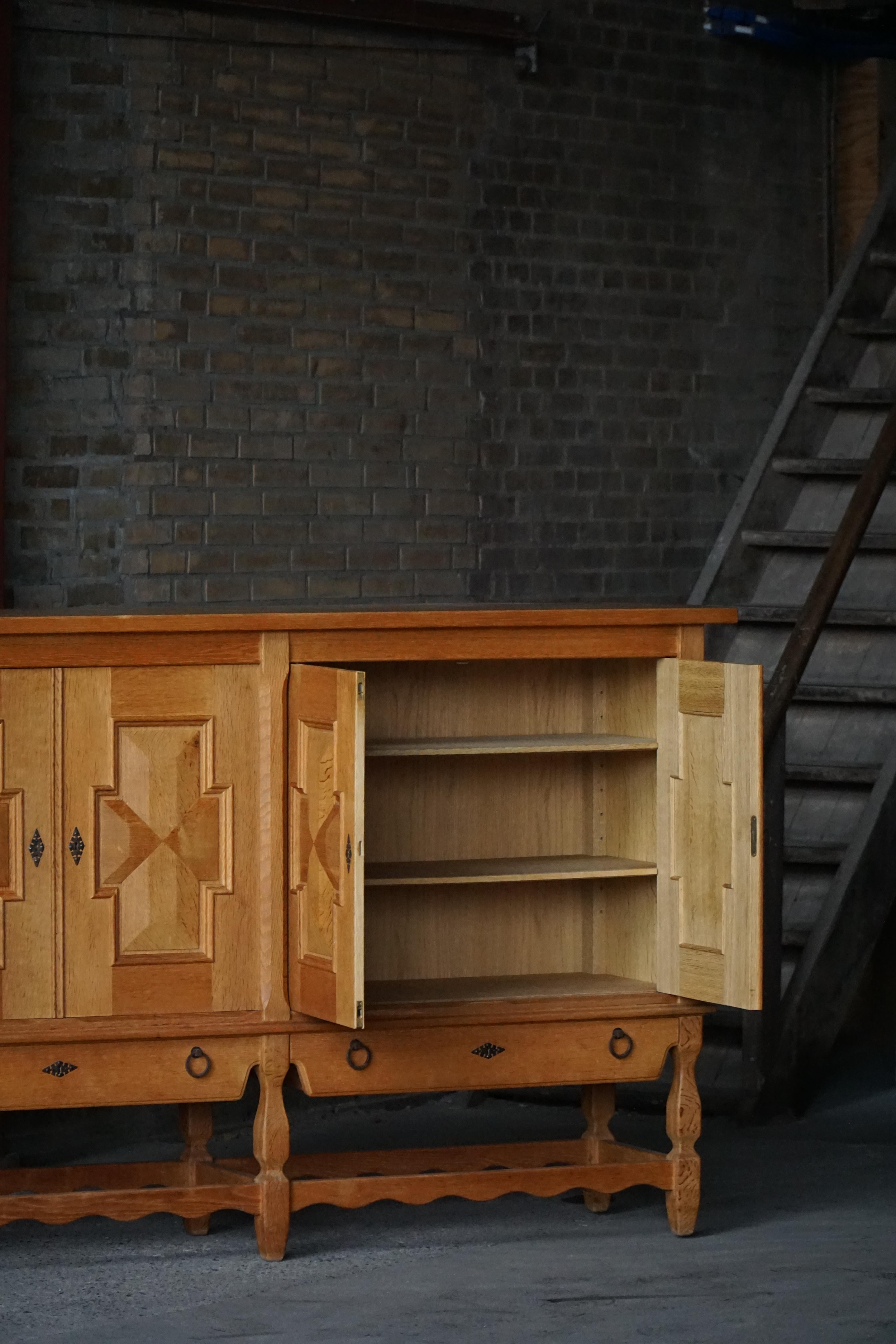 XX secolo Henning Kjærnulf, Credenza in Oak, metà secolo danese, Nyrup Møbelfabrik, 1960s in vendita