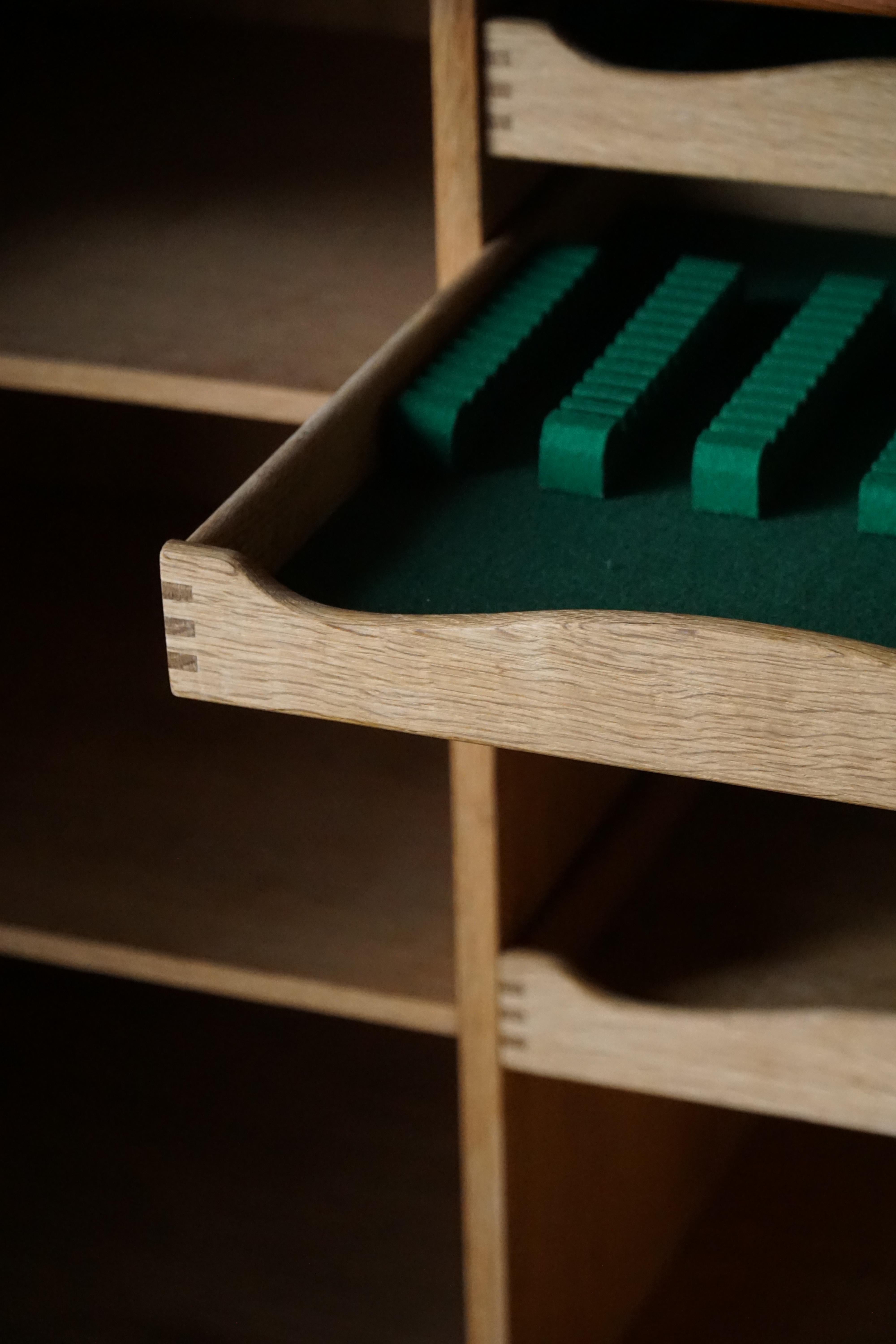 Henning Kjærnulf, Credenza in Oak, metà secolo danese, Nyrup Møbelfabrik, 1960s in vendita 1
