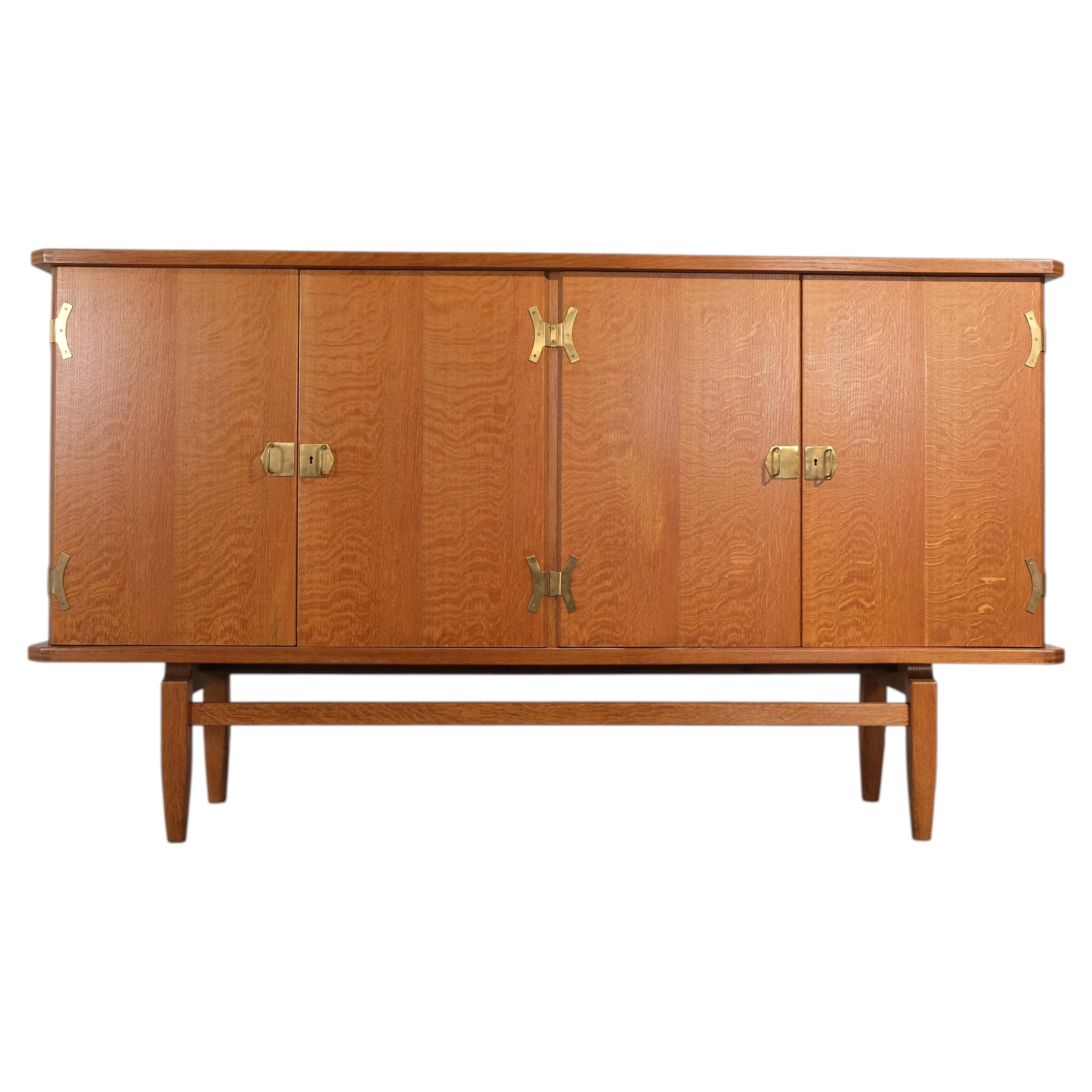 Credenza in rovere “Henning Kjærnulf” con dettagli in ottone di EG Kvalitetsmøbel, 1960 circa in vendita