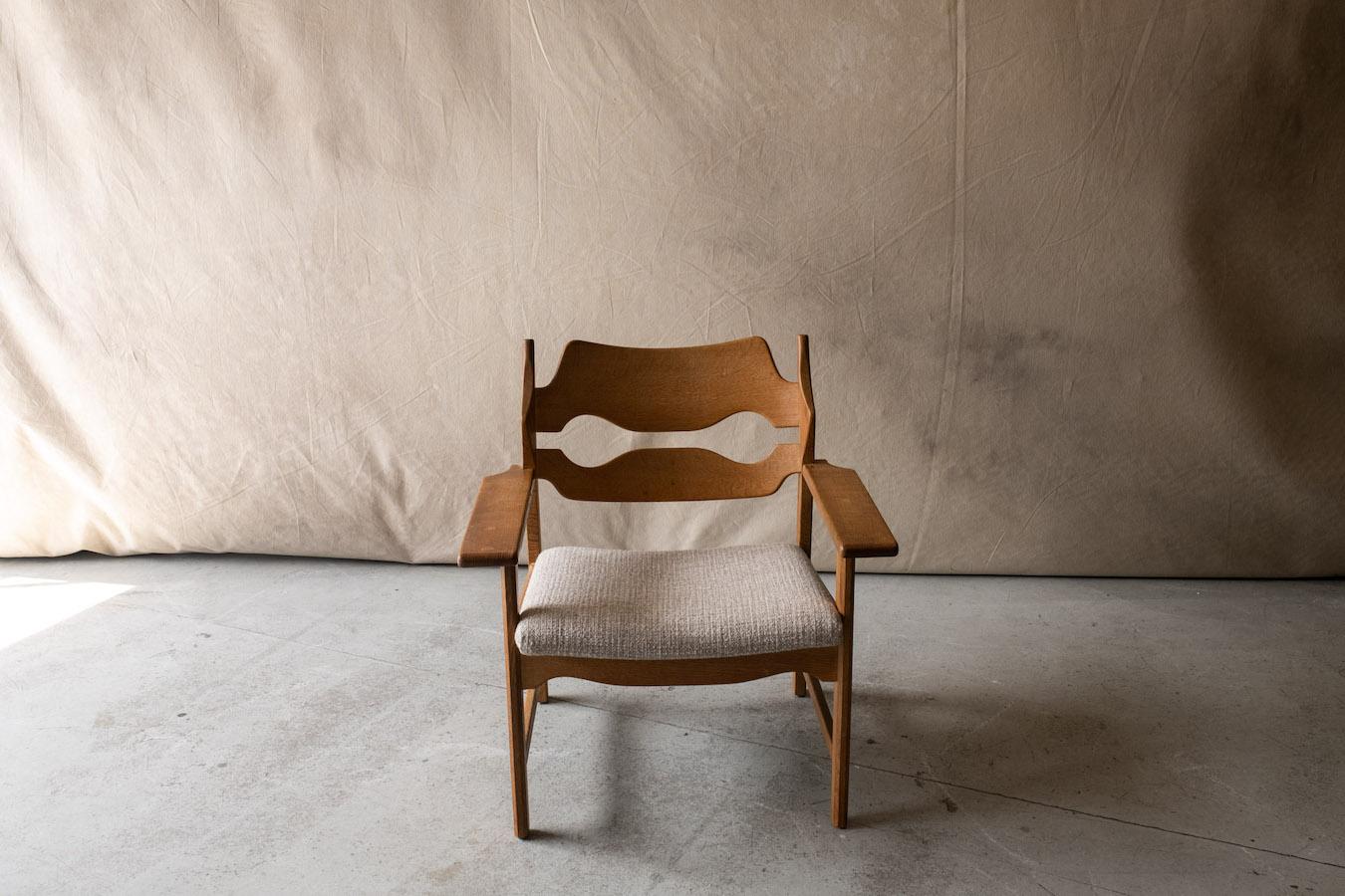 Henning Kjaernulf razor blade lounge chair, Denmark, circa 1960. Solid oak construction. Seat upholstered in woven linen fabric. Manufactured by Nyrup Møbelfabrik, Denmark 1960.

We don't have the time to write an extensive description on each of