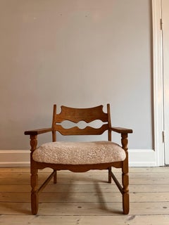 Chaise longue Razor Blade de Henning Kjærnulf retapissée en peau d'agneau blanche.