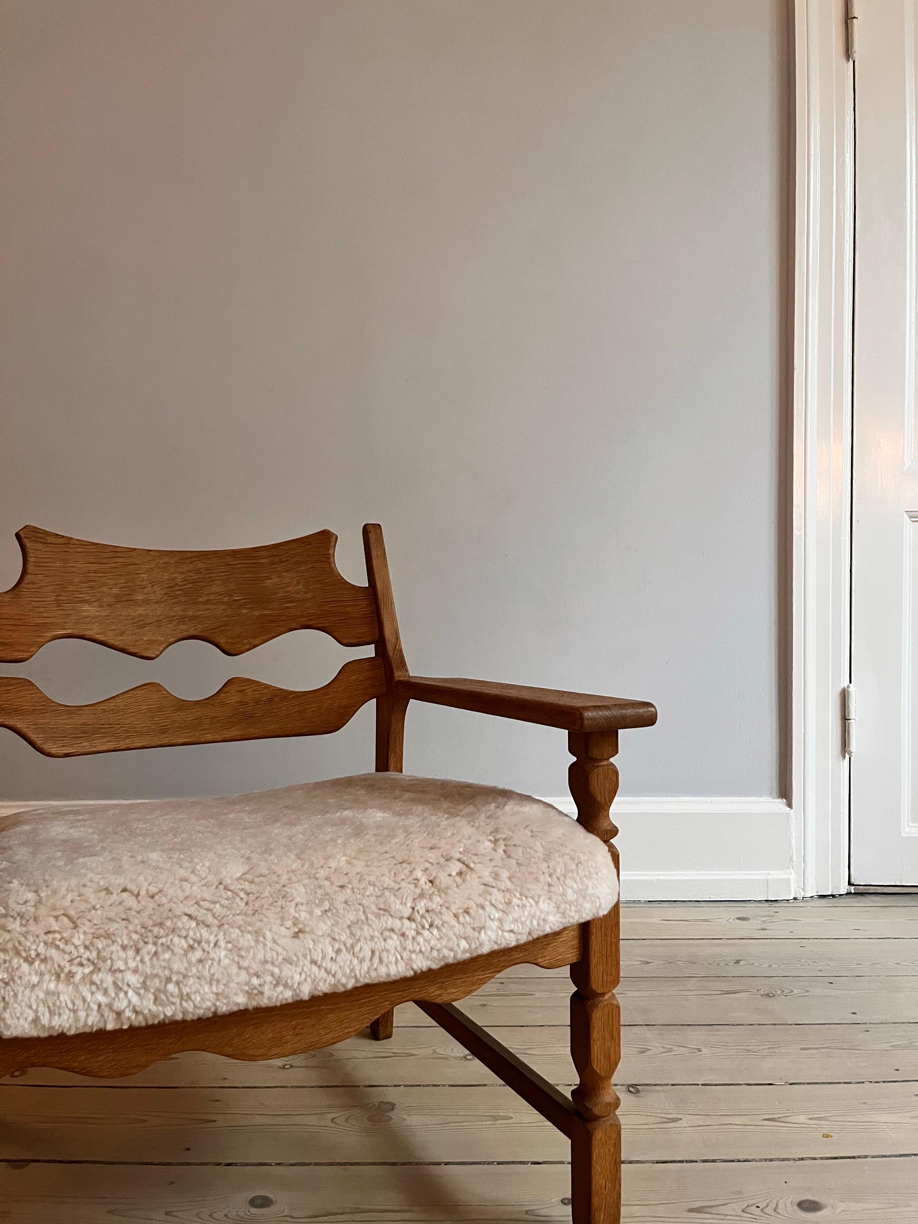Henning Kjærnulf Razor Blade Lounge Chair, neu gepolstert mit weißem Lammfell. (Skandinavische Moderne) im Angebot