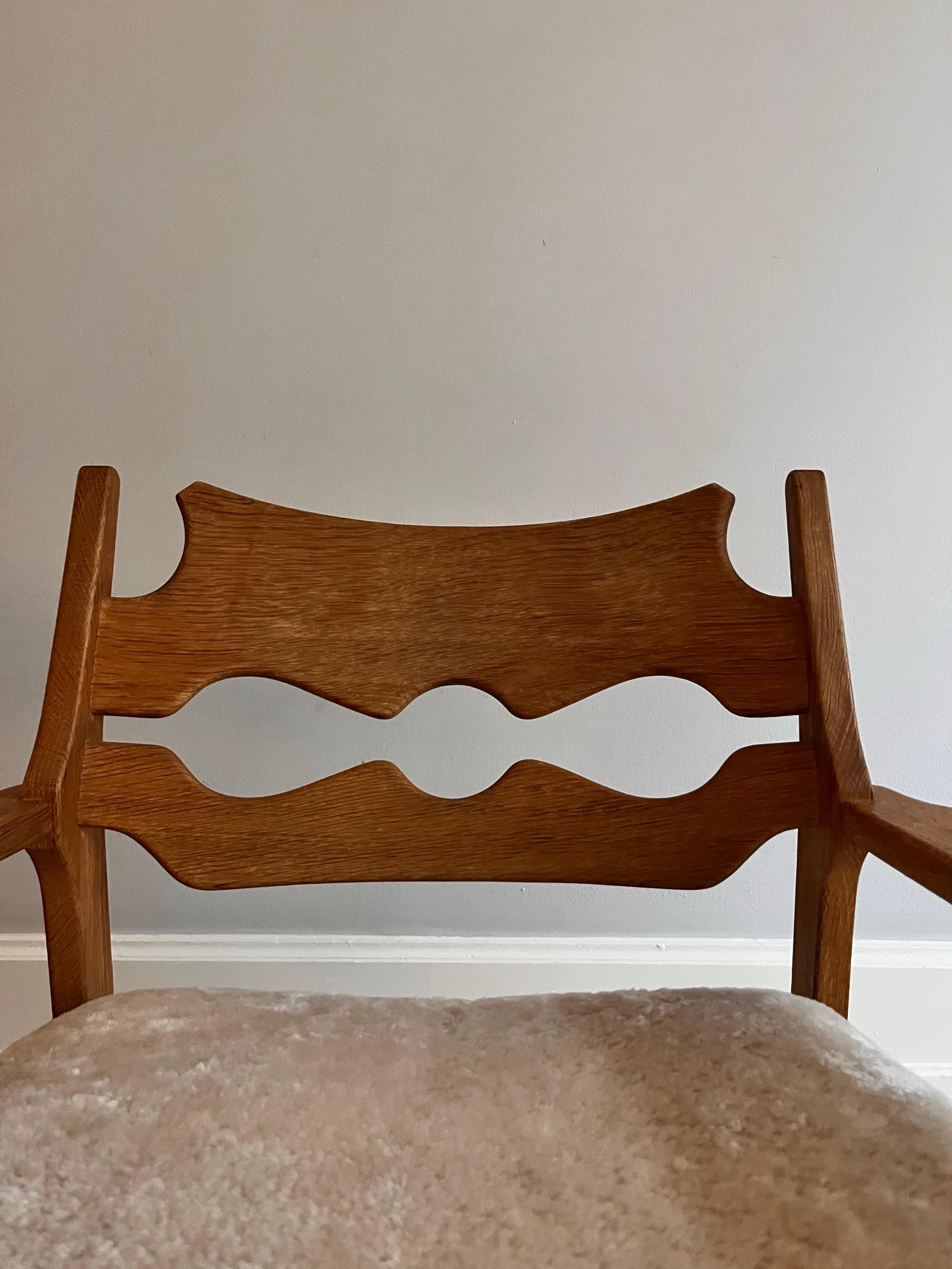 Henning Kjærnulf Razor Blade Lounge Chair, neu gepolstert mit weißem Lammfell. (Dänisch) im Angebot