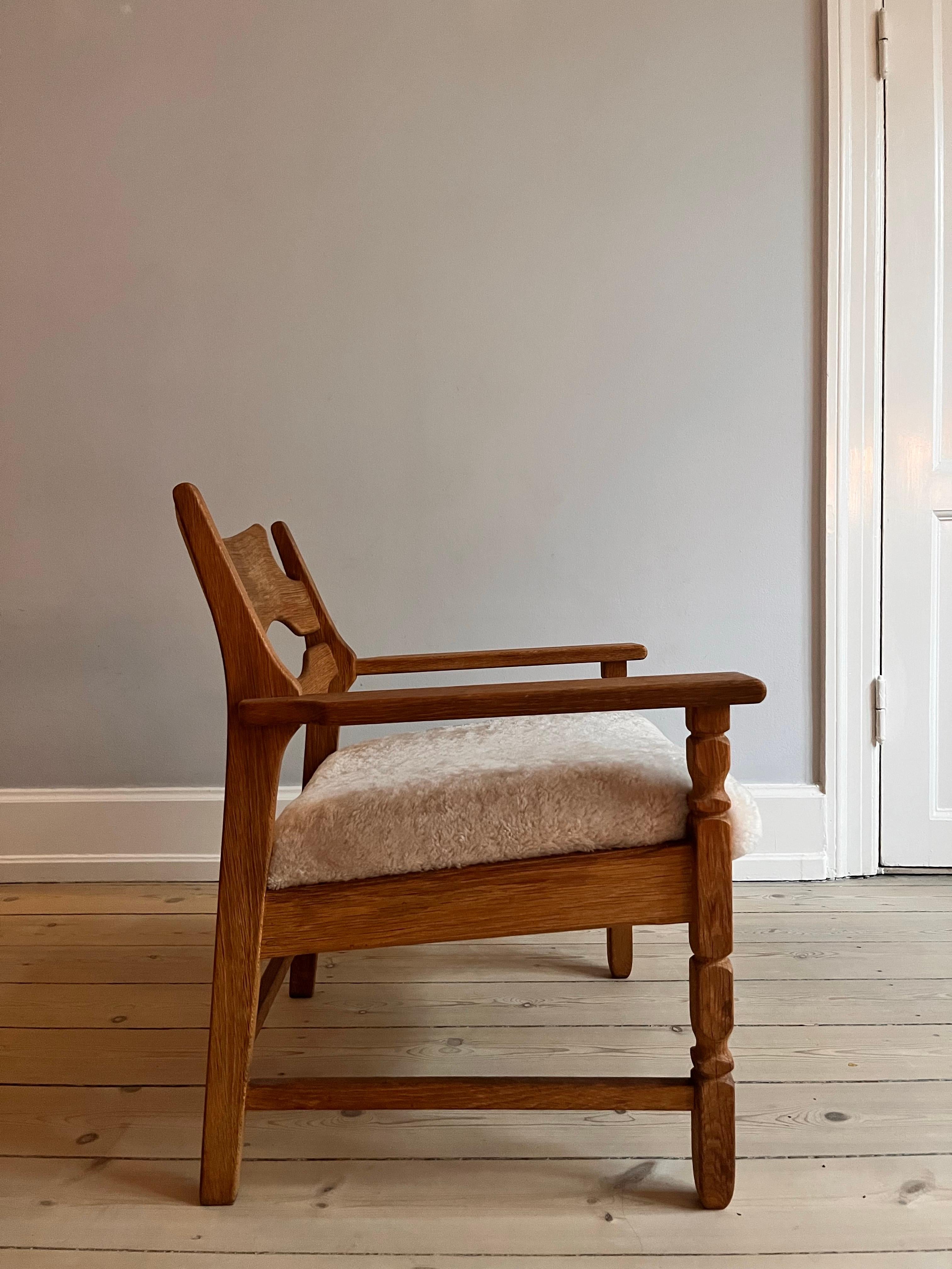 Henning Kjærnulf Razor Blade Lounge Chair, neu gepolstert mit weißem Lammfell. (Handgeschnitzt) im Angebot