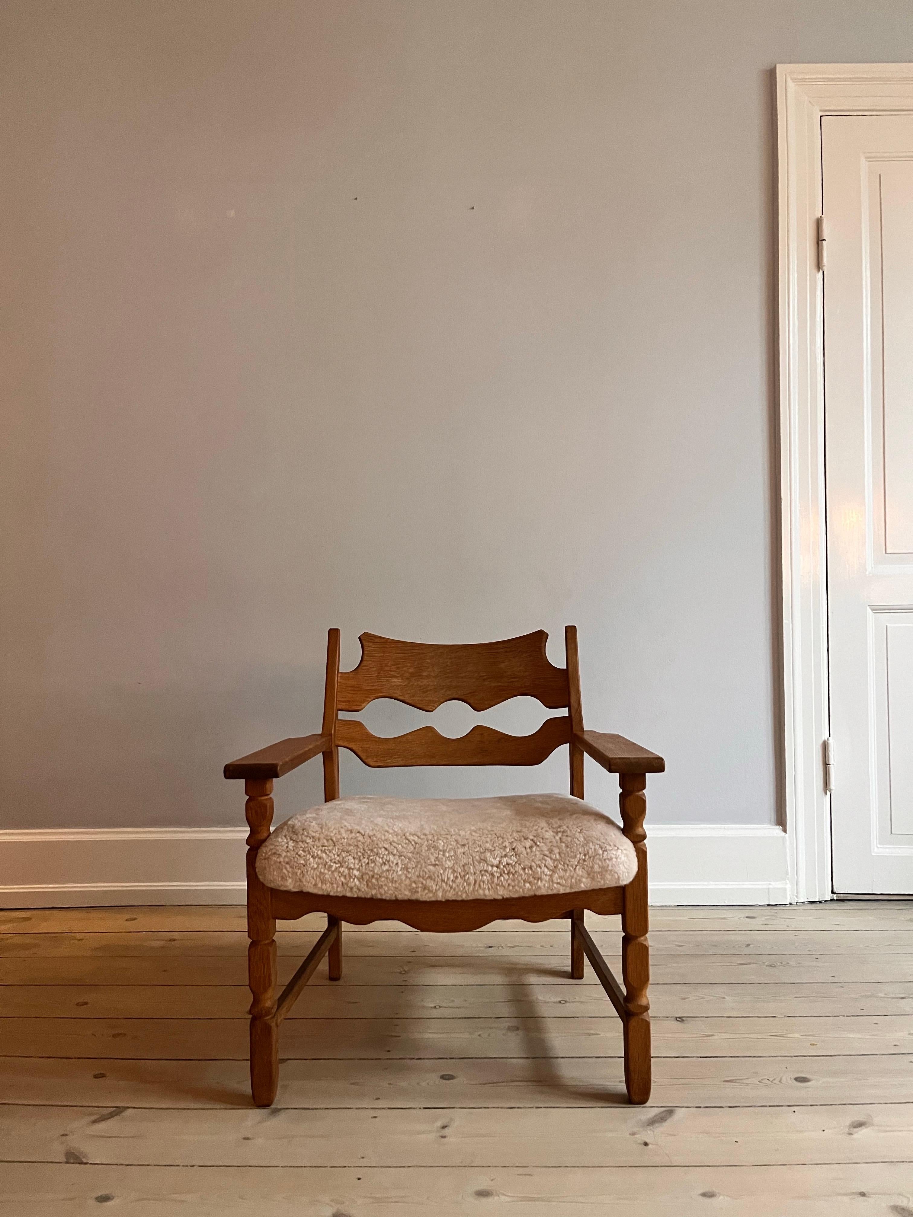 Henning Kjærnulf Razor Blade Lounge Chair, neu gepolstert mit weißem Lammfell. (Mitte des 20. Jahrhunderts) im Angebot