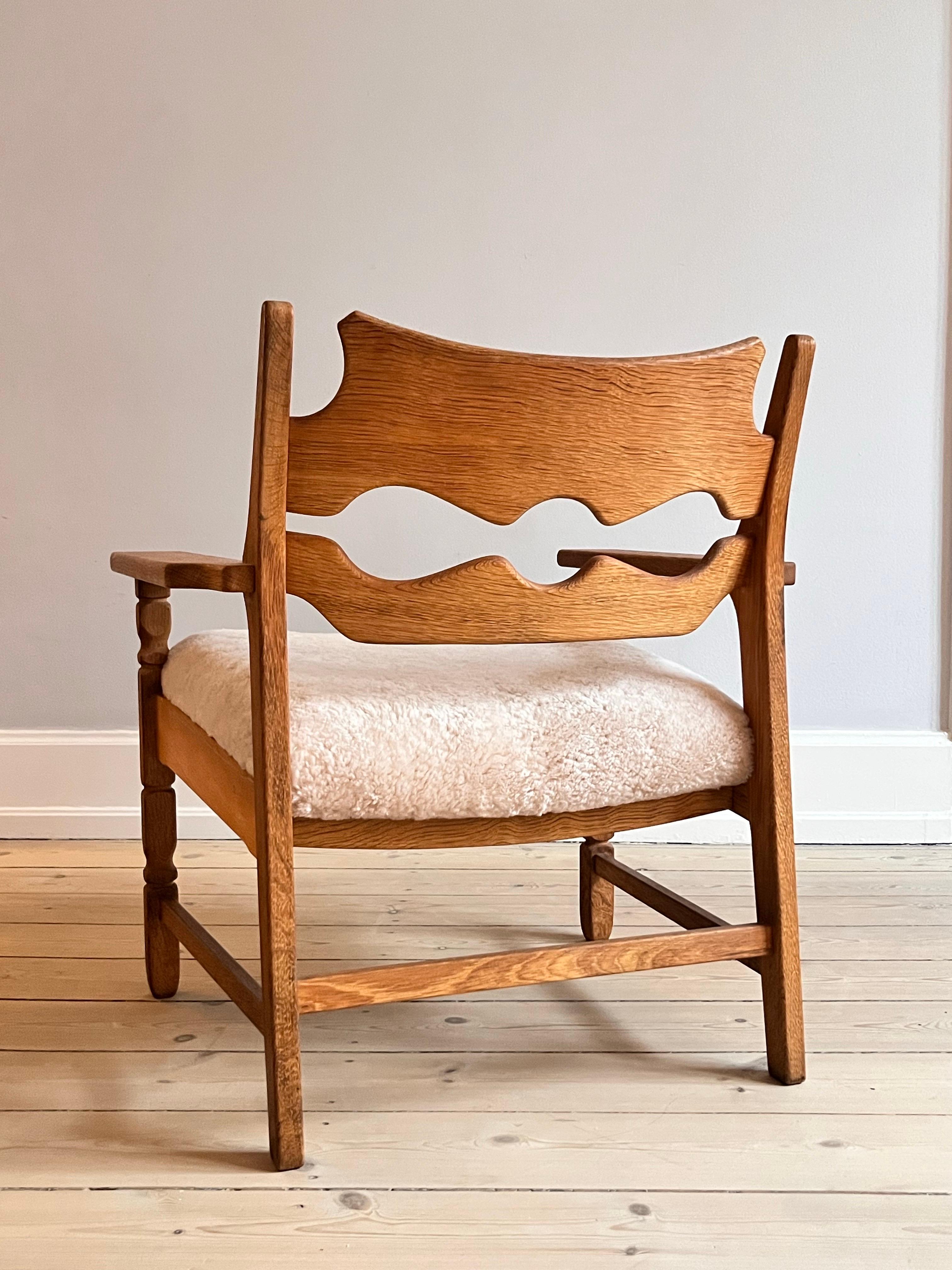 Henning Kjærnulf Razor Blade Lounge Chair, neu gepolstert mit weißem Lammfell. (Lammleder) im Angebot