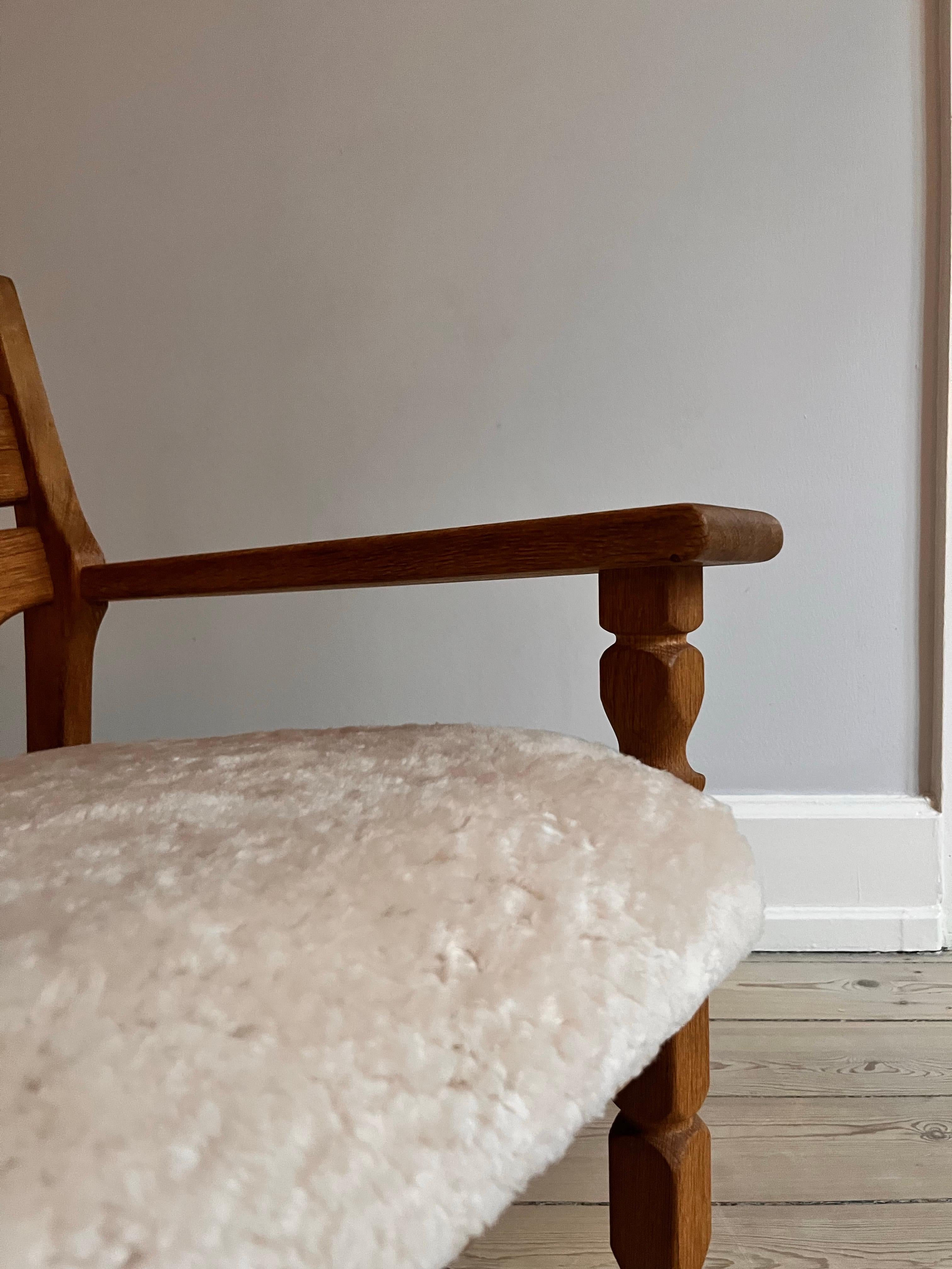 Henning Kjærnulf Razor Blade Lounge Chair, neu gepolstert mit weißem Lammfell. im Angebot 1