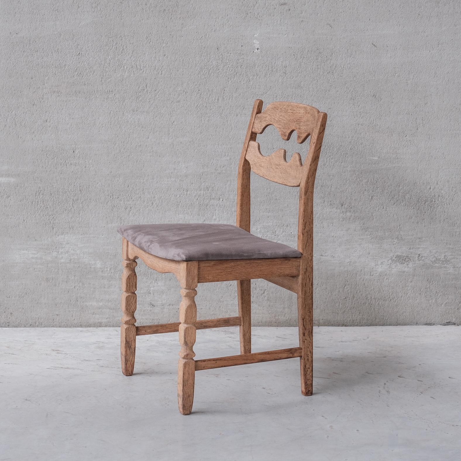 Oak dining chairs by Henning Kjaernulf.

Five available and priced as such, but we can sell as a set of 4 alternatively as well.

Denmark, circa 1960s.

'Razor back' or 'Razor blade' model.

Original patina and finish.

The upholstery
