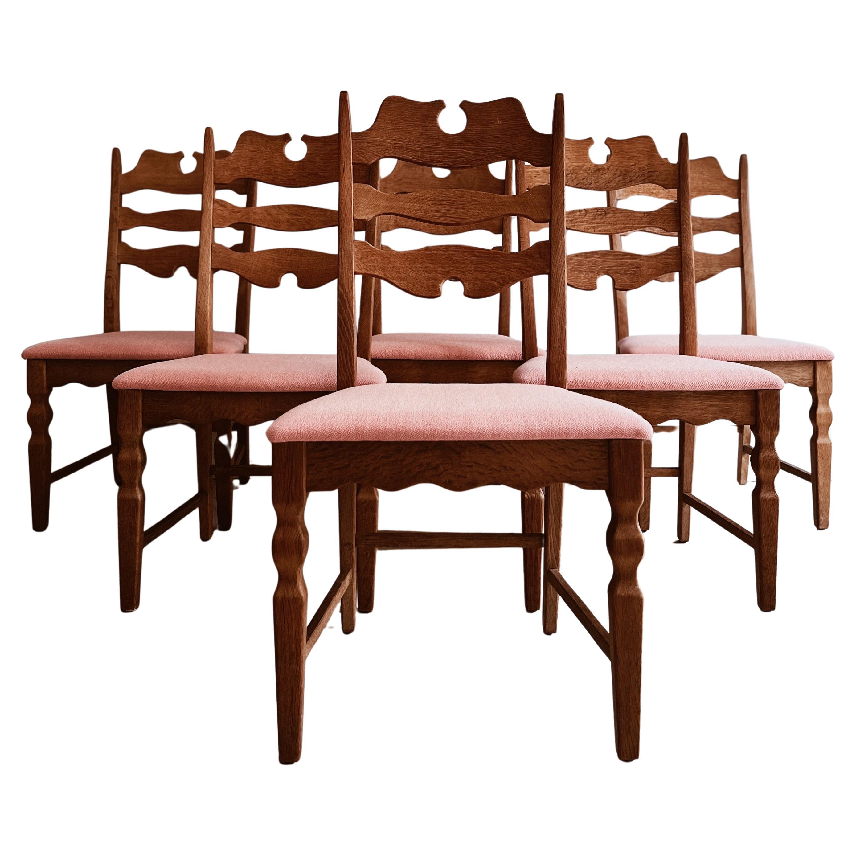 6 dining chairs by the Danish architect, Henry Kjærnulf - in danish - Henning Kjærnulf.

The scandinavian dining chairs are from the 1960s and in beautifull patinated oak. 

The seats are reupholstered by professional furniture upholstery in fabric