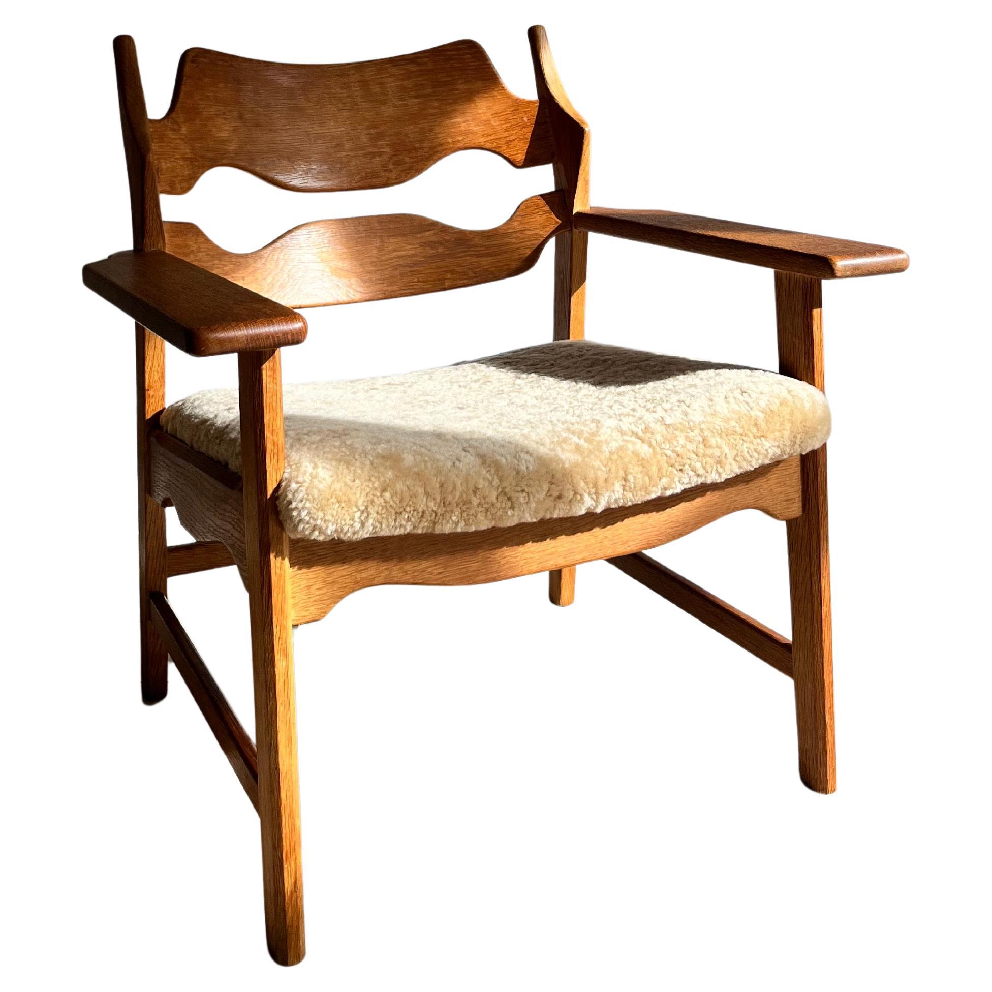 Lounge Chair designed by Henning Kjærnulf in the 1960s - a stunning piece of Danish Modern design. Model “Razor Blade”.

Made by E.G Kvalitetsmøbel in Denmark .

The seat is upholstered in soft quality honey lambswool, which adds a touch of luxury