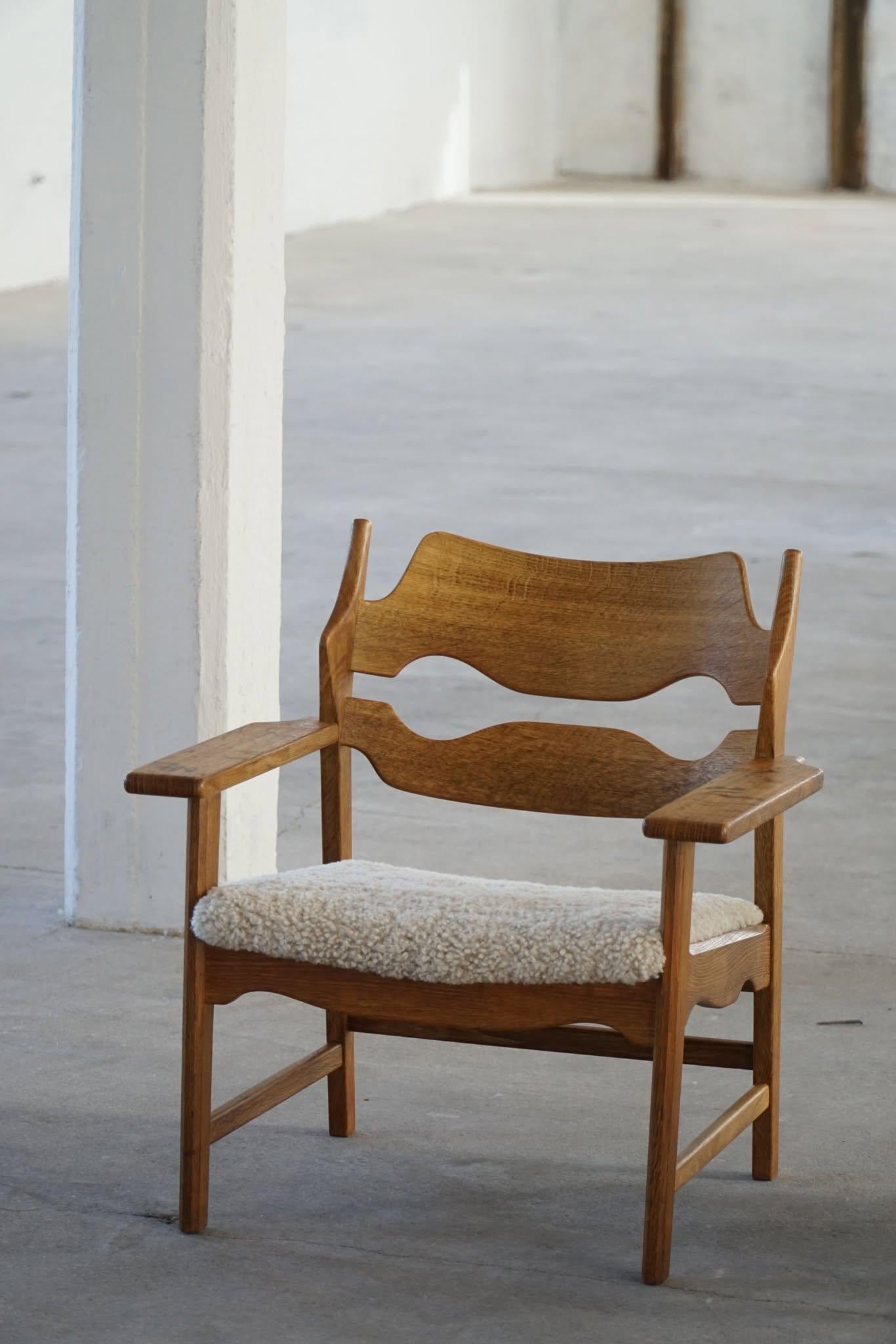 Cette paire de chaises longues en chêne, conçue par Henning Kjærnulf dans les années 1960, est une pièce étonnante du design moderne danois. Fabriqué par E.G Kvalitetsmøbel, Danemark. Modèle 