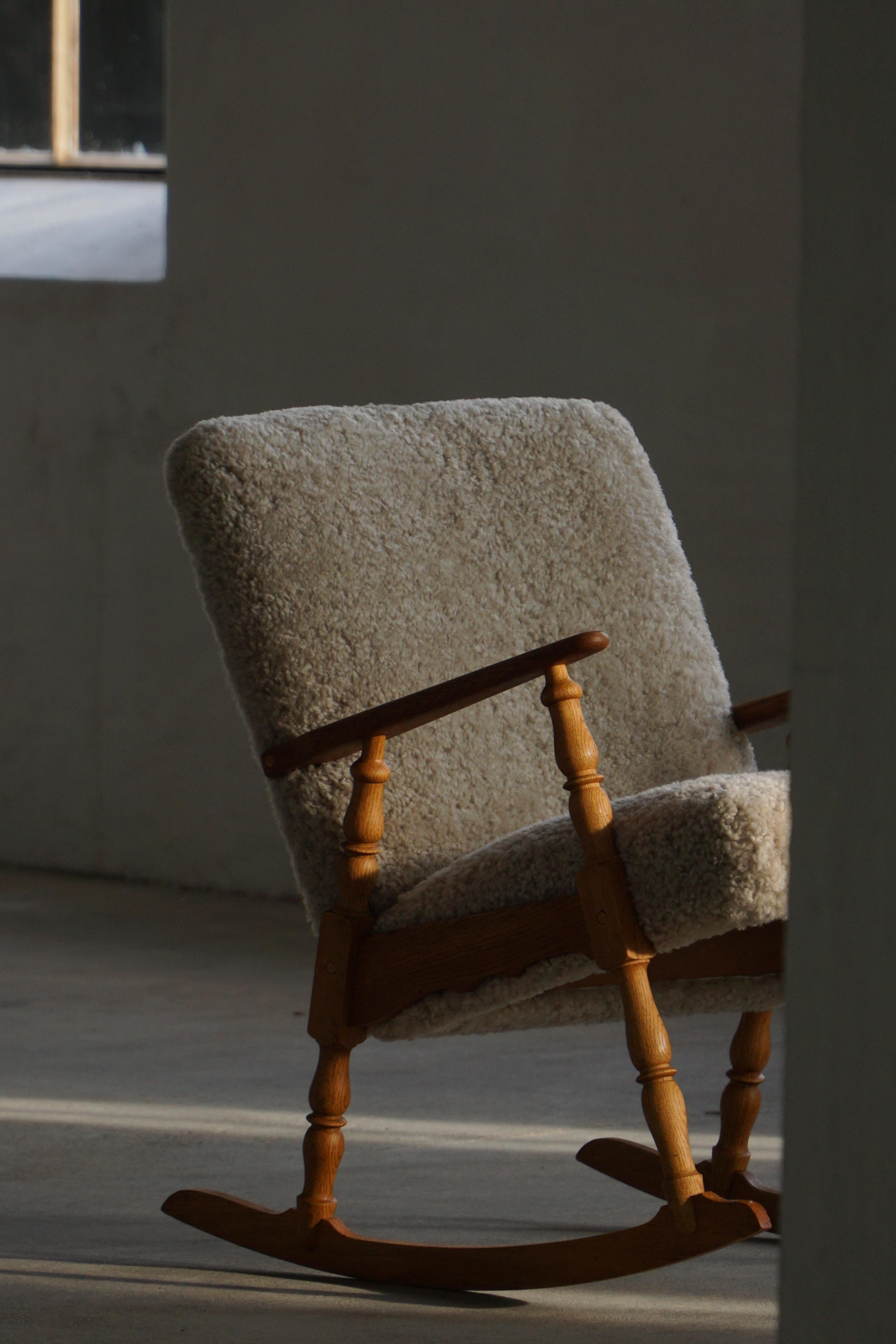 Chaise à bascule Henning Kjærnulf en Oak, assise et dossier rembourrés, années 1960 en vente 4