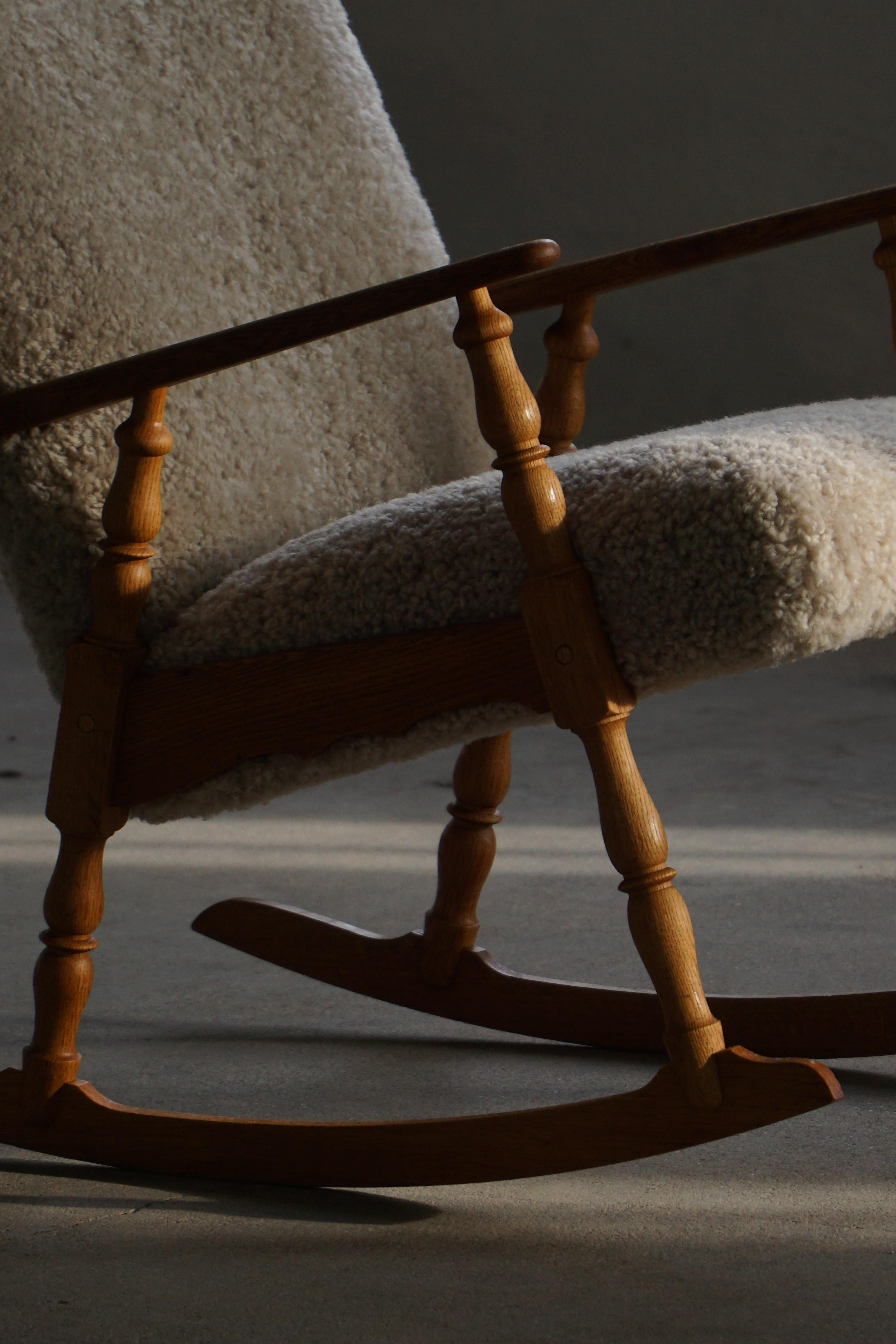 Chaise à bascule Henning Kjærnulf en Oak, assise et dossier rembourrés, années 1960 en vente 8