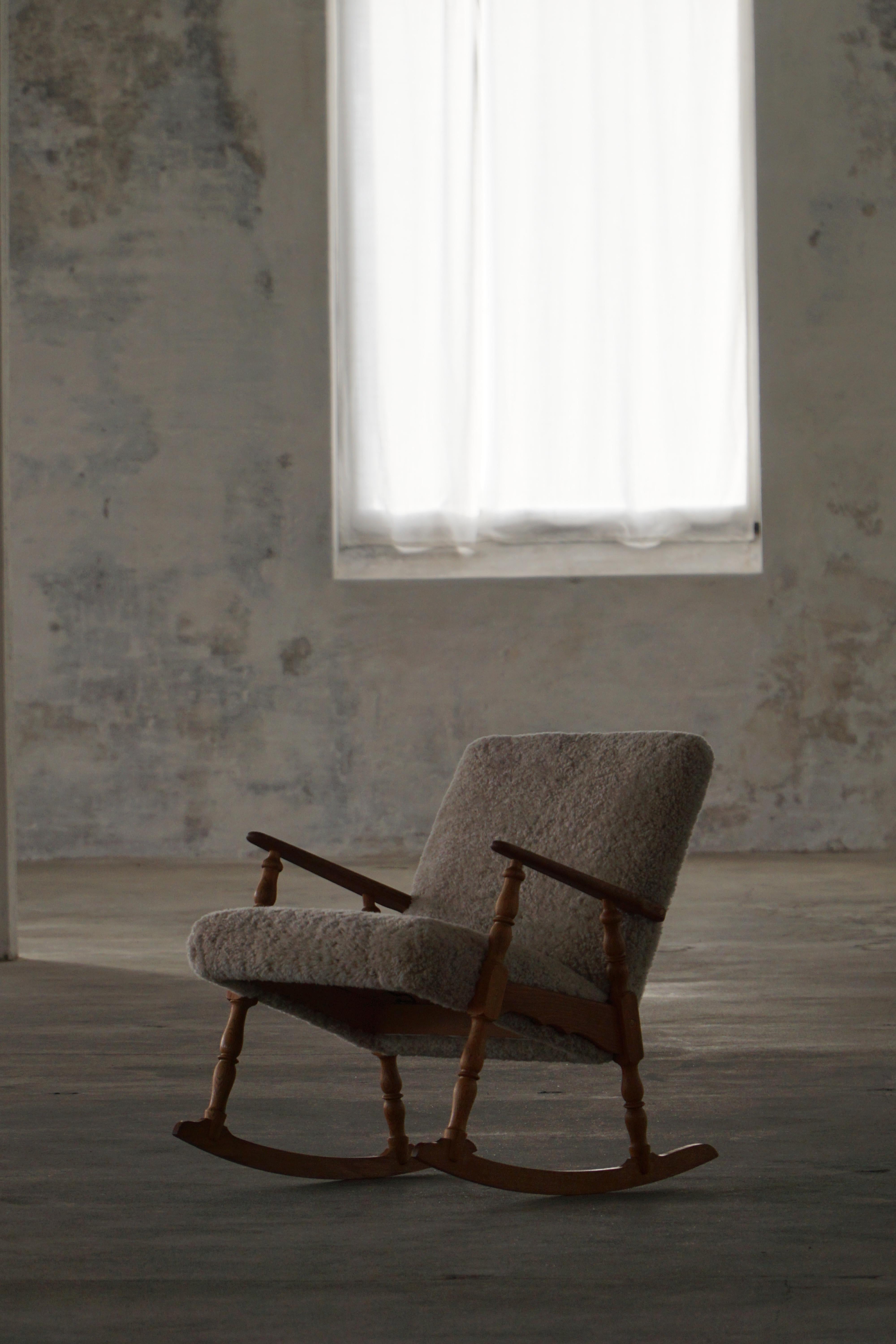 Chaise à bascule Henning Kjærnulf en Oak, assise et dossier rembourrés, années 1960 en vente 9