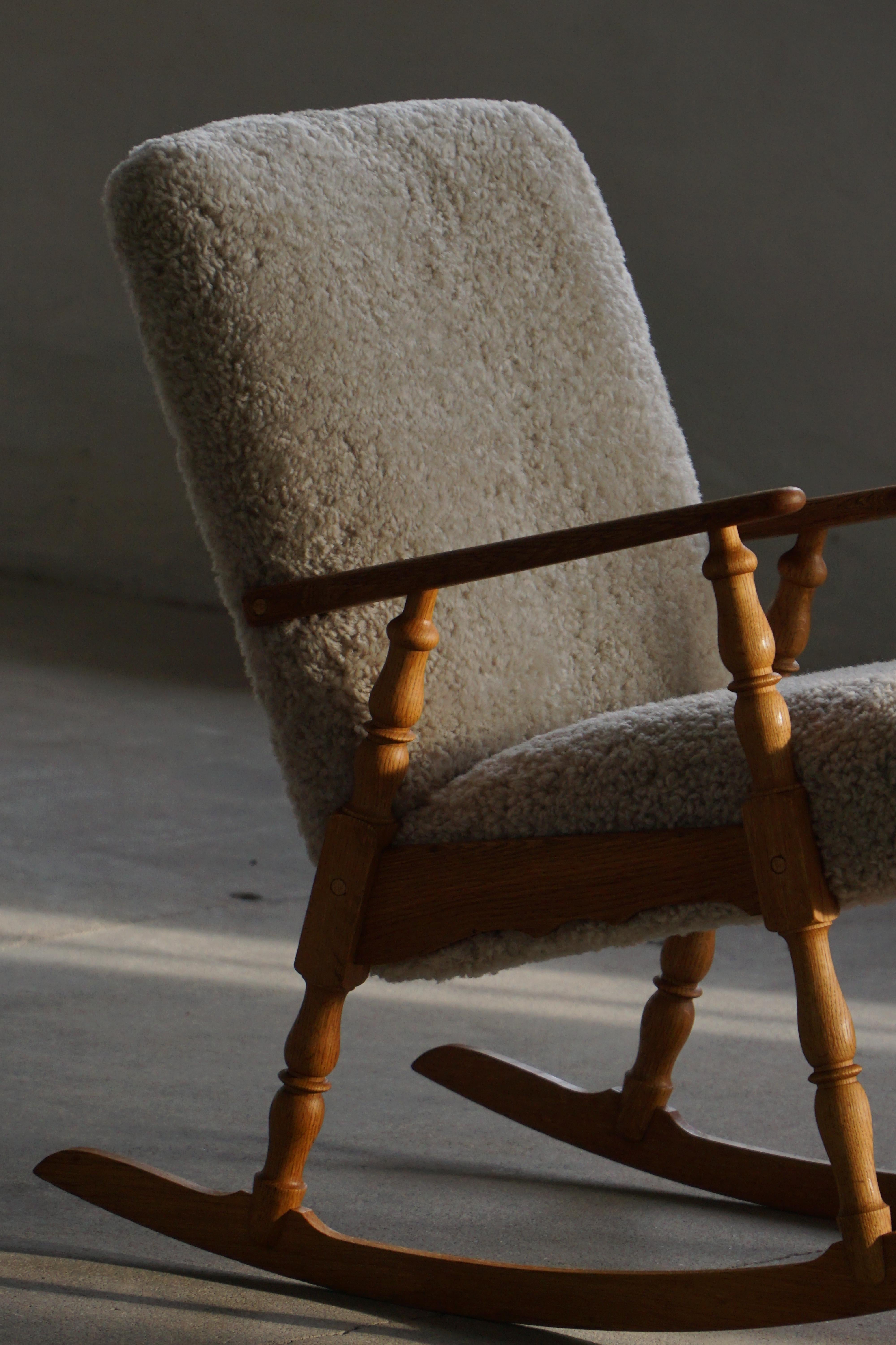 Scandinave moderne Chaise à bascule Henning Kjærnulf en Oak, assise et dossier rembourrés, années 1960 en vente