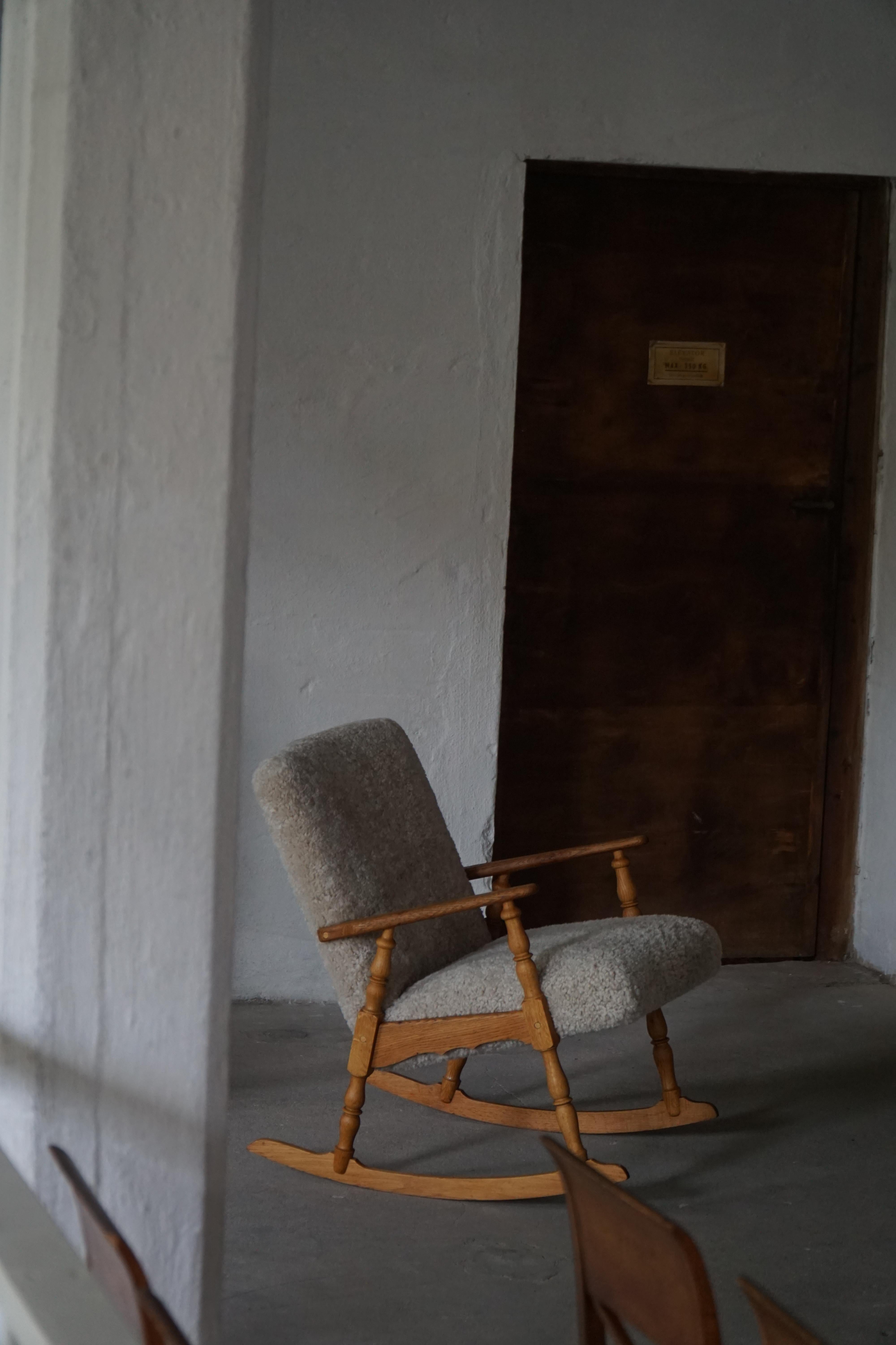 Danois Chaise à bascule Henning Kjærnulf en Oak, assise et dossier rembourrés, années 1960 en vente