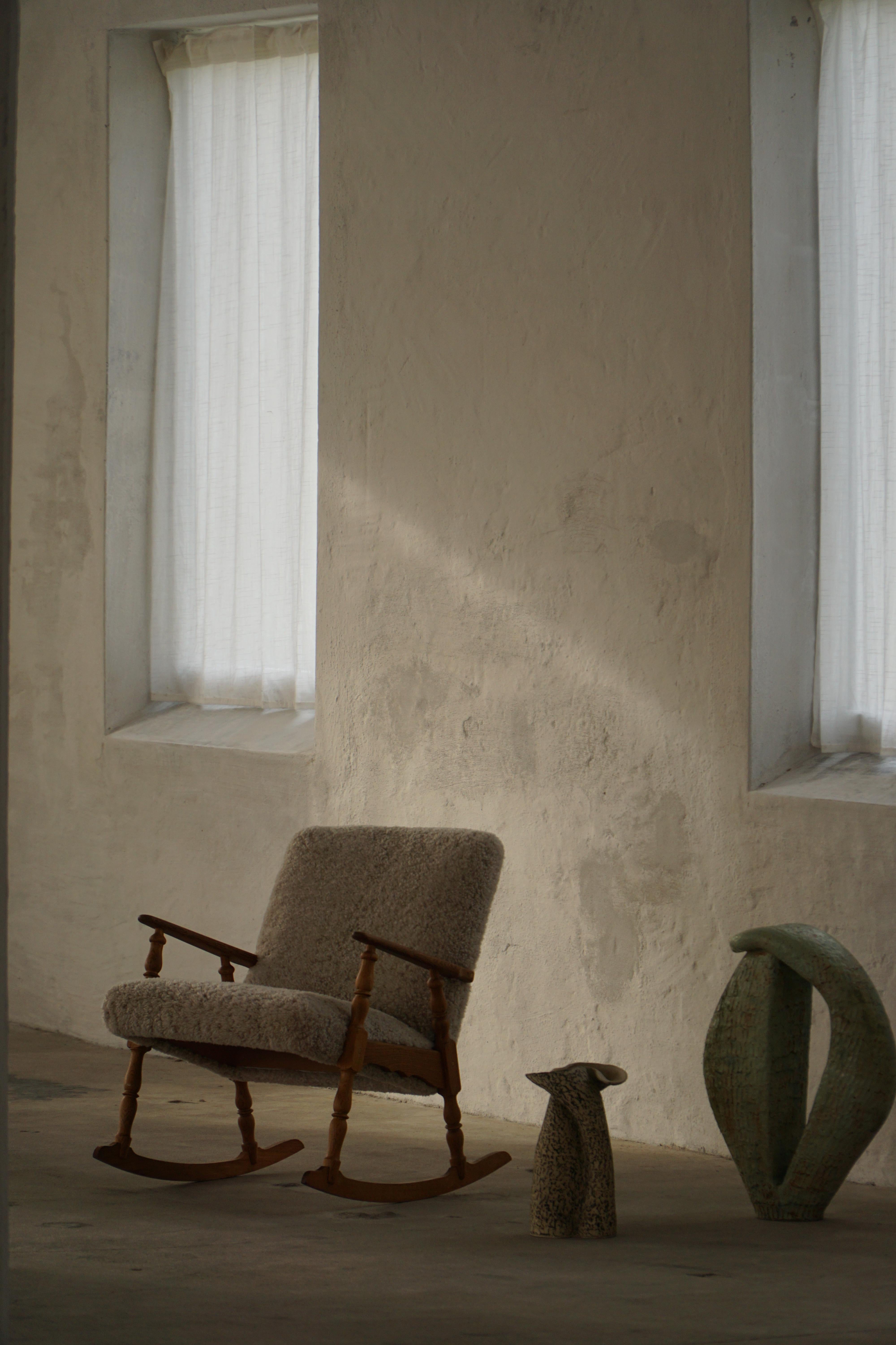 20ième siècle Chaise à bascule Henning Kjærnulf en Oak, assise et dossier rembourrés, années 1960 en vente