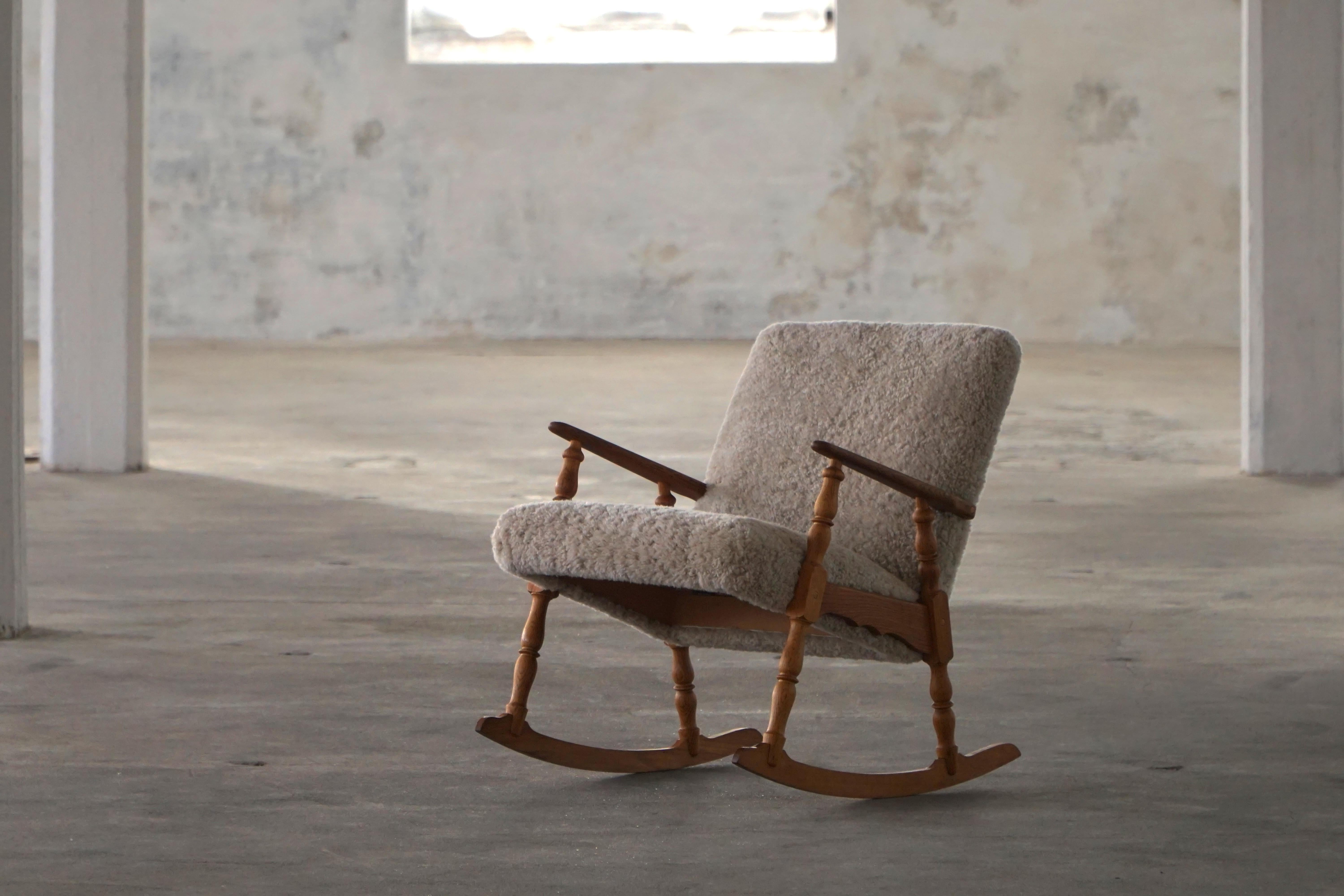Chaise à bascule Henning Kjærnulf en Oak, assise et dossier rembourrés, années 1960 en vente 1