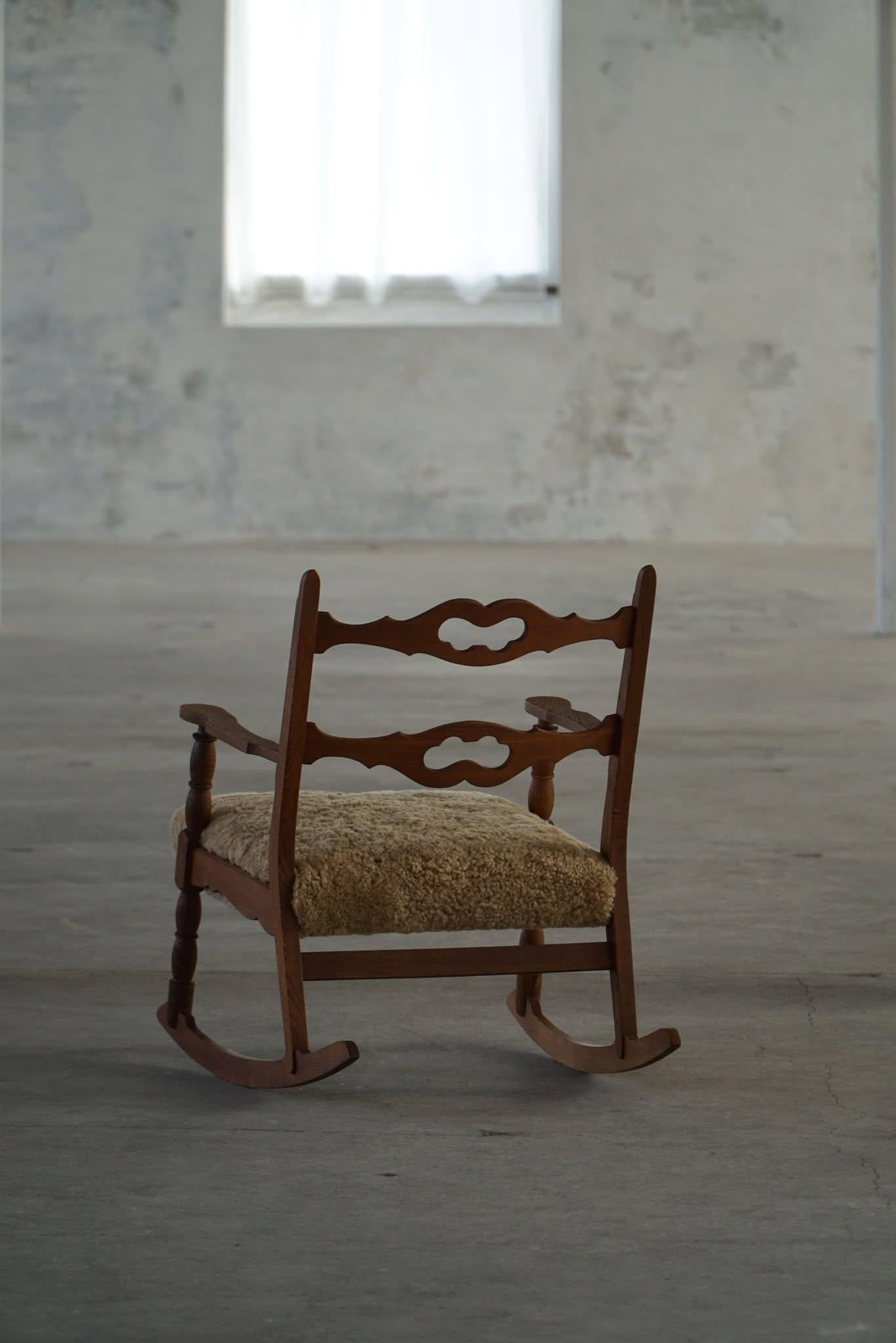 Henning Kjærnulf, Rocking Chair in Oak, Seat Reupholstered in Lambswool, 1960s Corderillo en venta