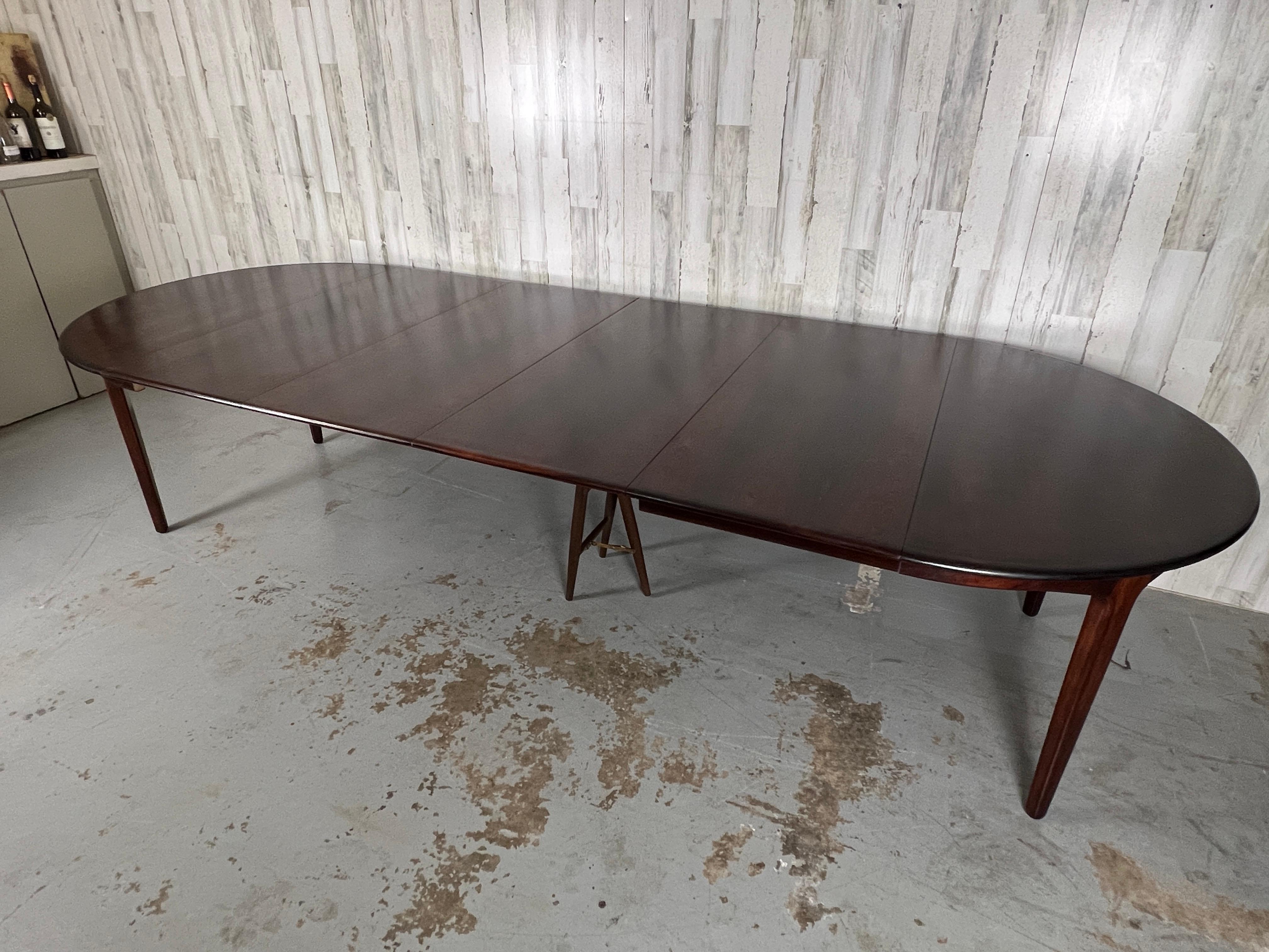 Danois  Table de salle à manger ronde en bois de rose Henning Kjærnulf Modèle 62 pour Sorø Stolefabrik en vente