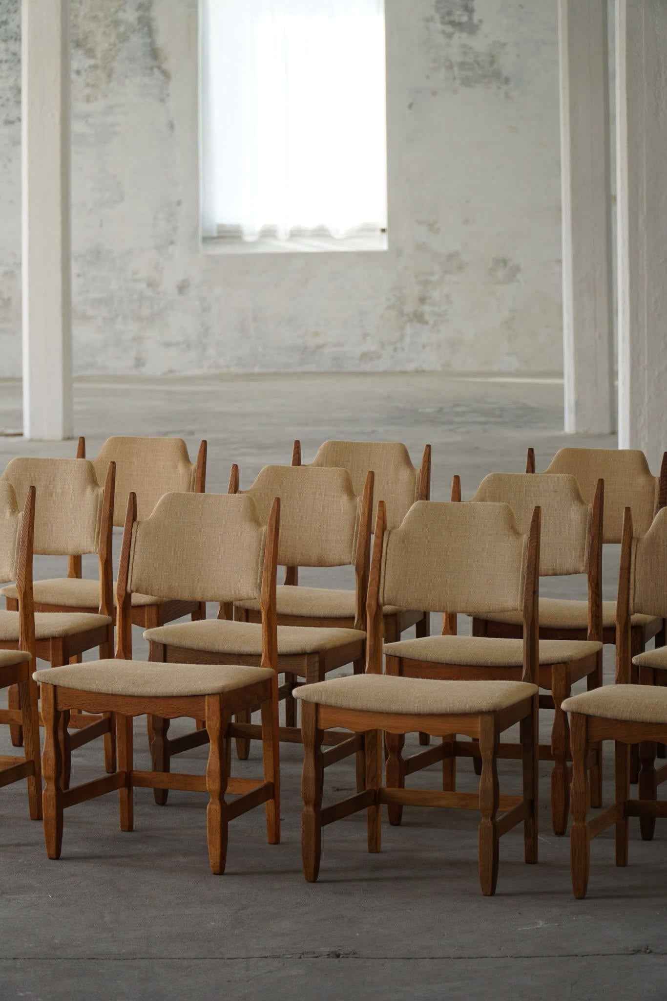 Ein unglaubliches Set von 12 Esszimmerstühlen aus Eichenholz, Sitzfläche und Rückenlehne neu gepolstert mit organischem hessischem Stoff, der einen Hauch von rustikalem Charme verleiht und gleichzeitig Komfort und Langlebigkeit gewährleistet. Dieses