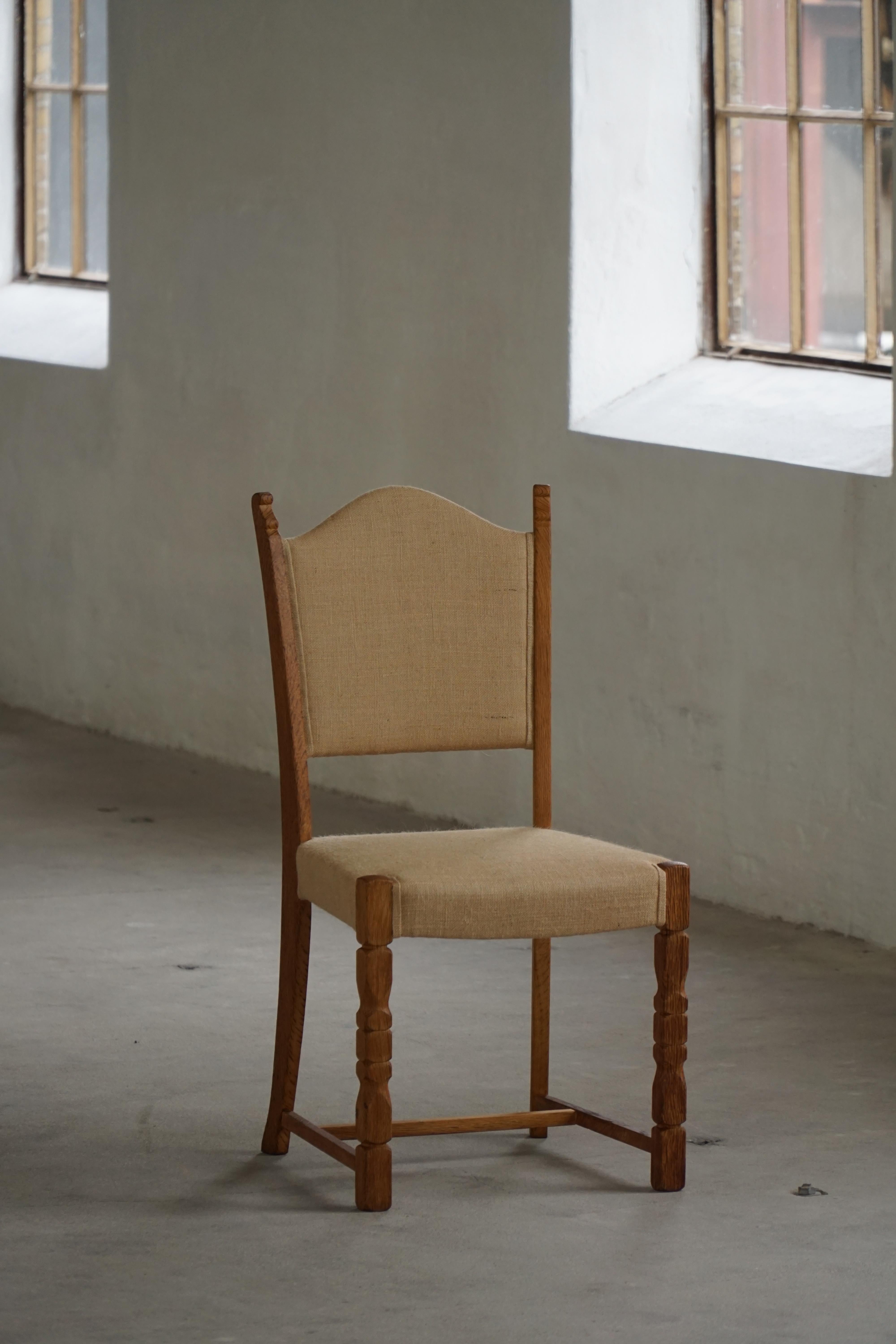 Ein unglaubliches Set von 12 Esszimmerstühlen aus Eichenholz, Sitzfläche und Rückenlehne neu gepolstert mit organischem hessischem Stoff, der einen Hauch von rustikalem Charme verleiht und gleichzeitig Komfort und Langlebigkeit gewährleistet.
