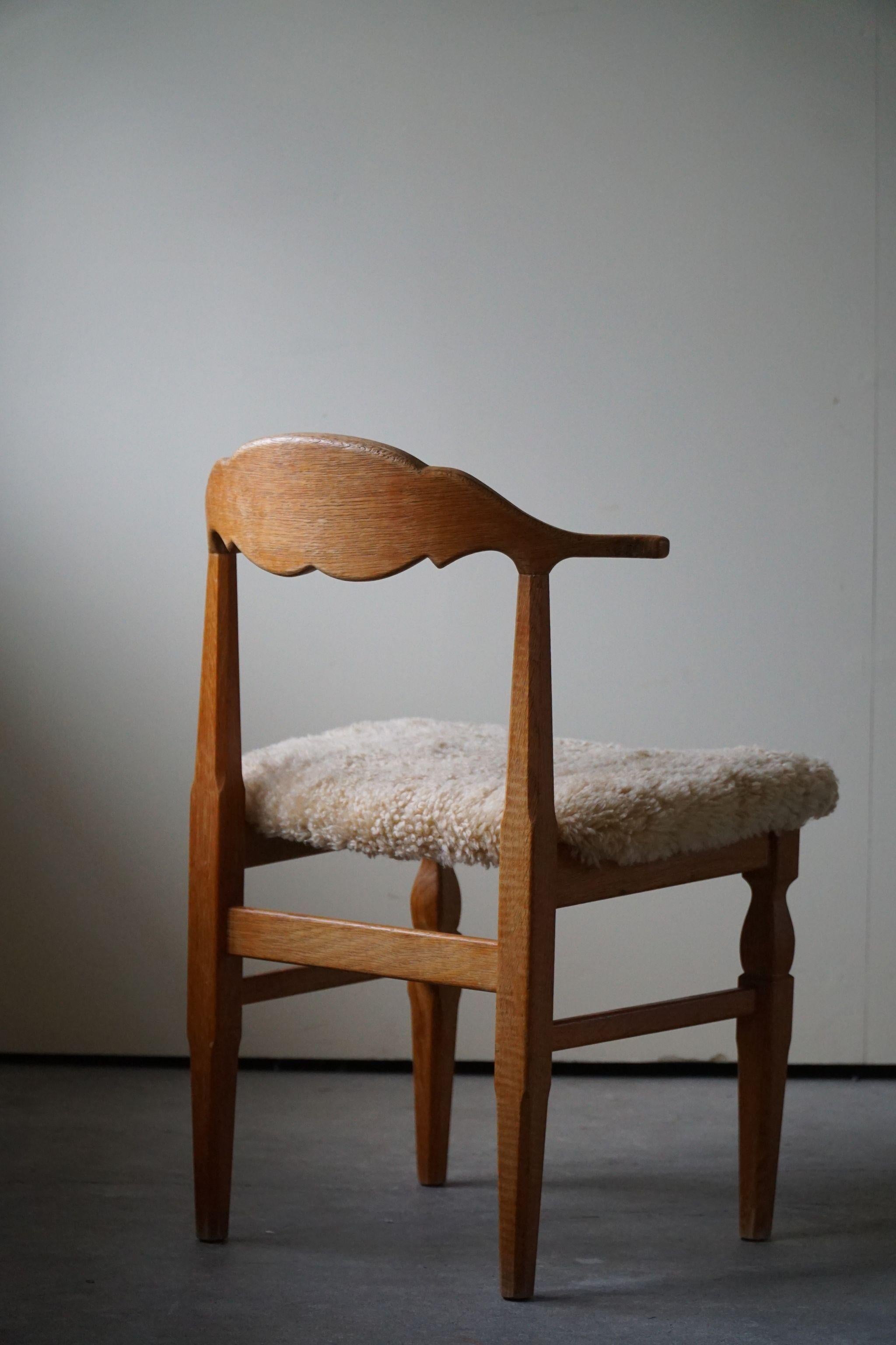 Such a magnificent set of 2 dining chairs in oak, seats reupholstered in great quality shearling lambswool.
Designed by Henning Kjærnulf for E.G. Møbler - circa 1960s.

The overall impression of these midcentury chairs are really good.
This set will