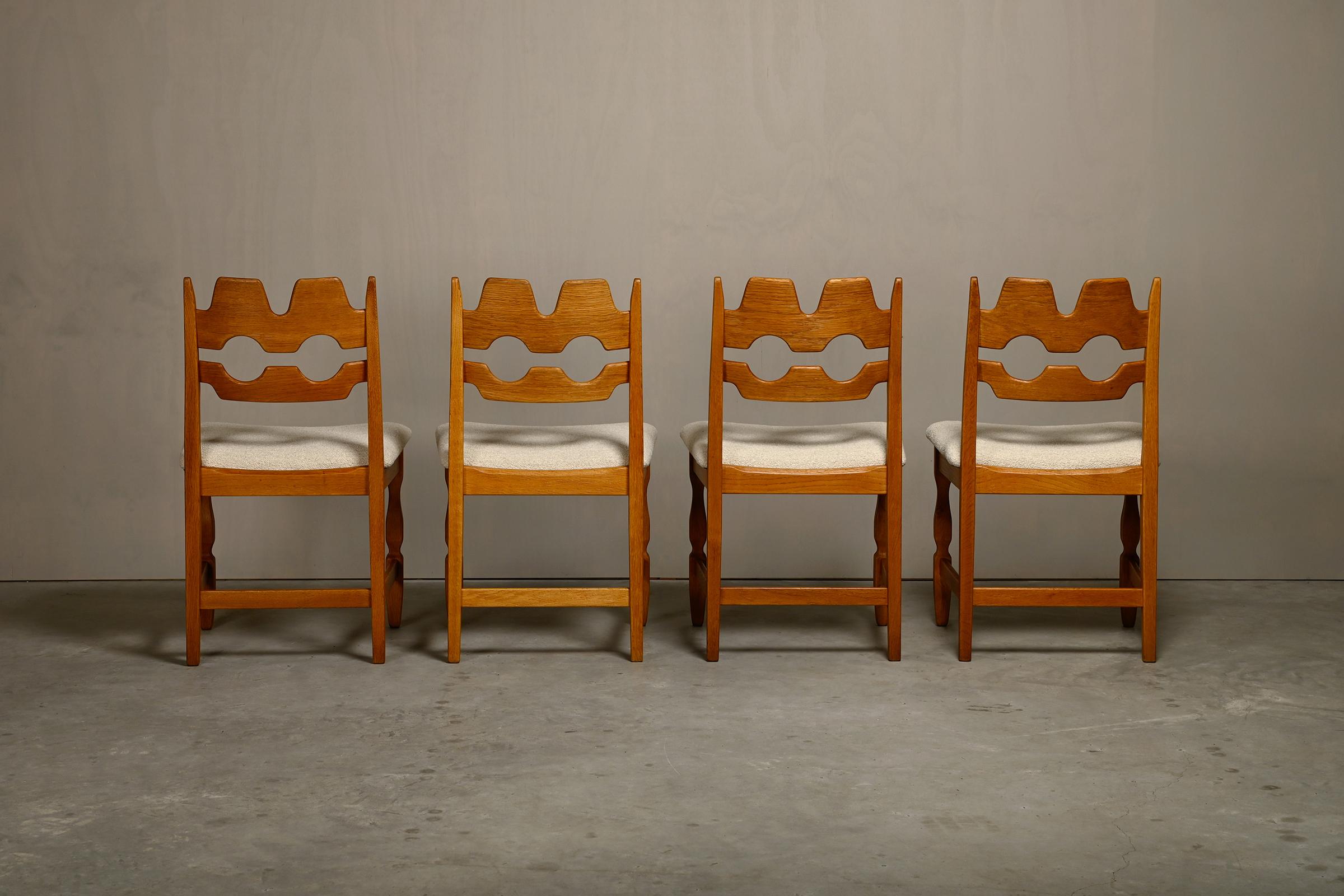 Henning Kjærnulf Set of 4 Razorblade Dining Chairs in Off-White Bouclé and Oak In Good Condition In Amsterdam, NL