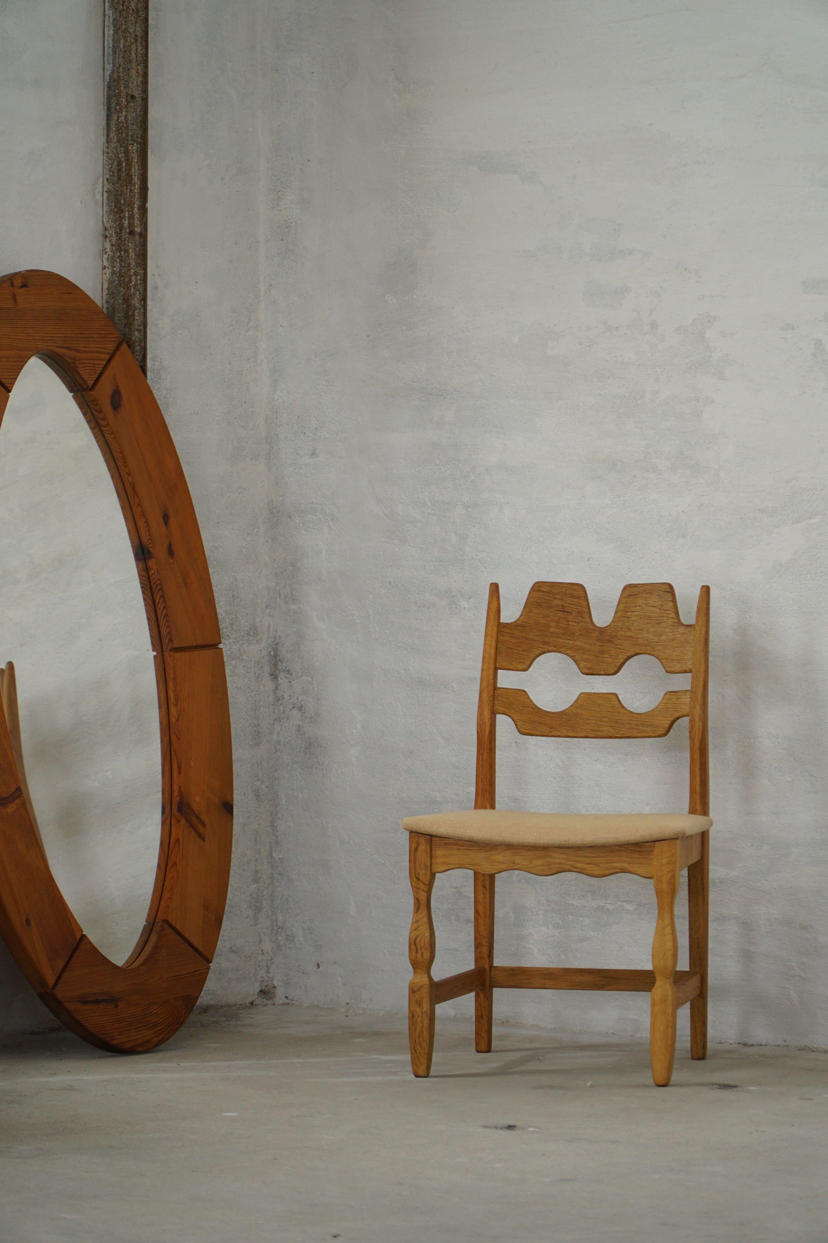 Un ensemble saisissant de six chaises de salle à manger conçues par Henning Kjærnulf pour E.G. Møbler, Danemark, vers les années 1960. Fabriquées en chêne massif, les chaises sont dotées d'un dossier sculptural caractéristique, souvent appelé 