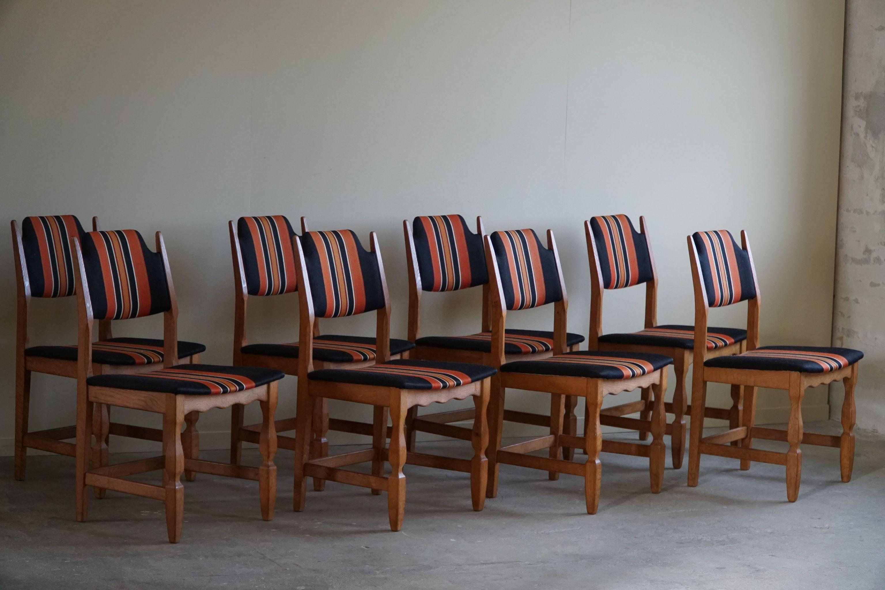 Such an admirable set of 8 dining chairs in oak, seats & back in it´s original stripe pattern fabric. This set is in the series of the popular 