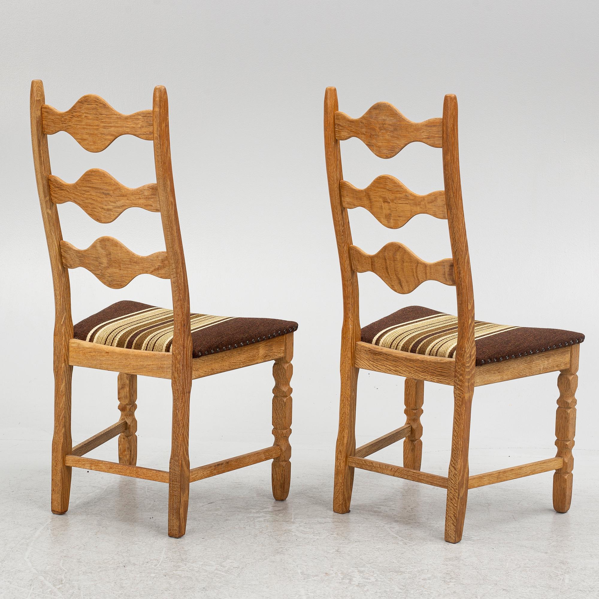 6 sedie in massello di Oak disegnate da Henning Kjærnulf e prodotte dall'azienda danese Nyrup Møbelfabrik/ EG Furniture. Le sedie sono realizzate in rovere massiccio con schienale alto.  I sedili sono rivestiti con il tessuto di lana originale,