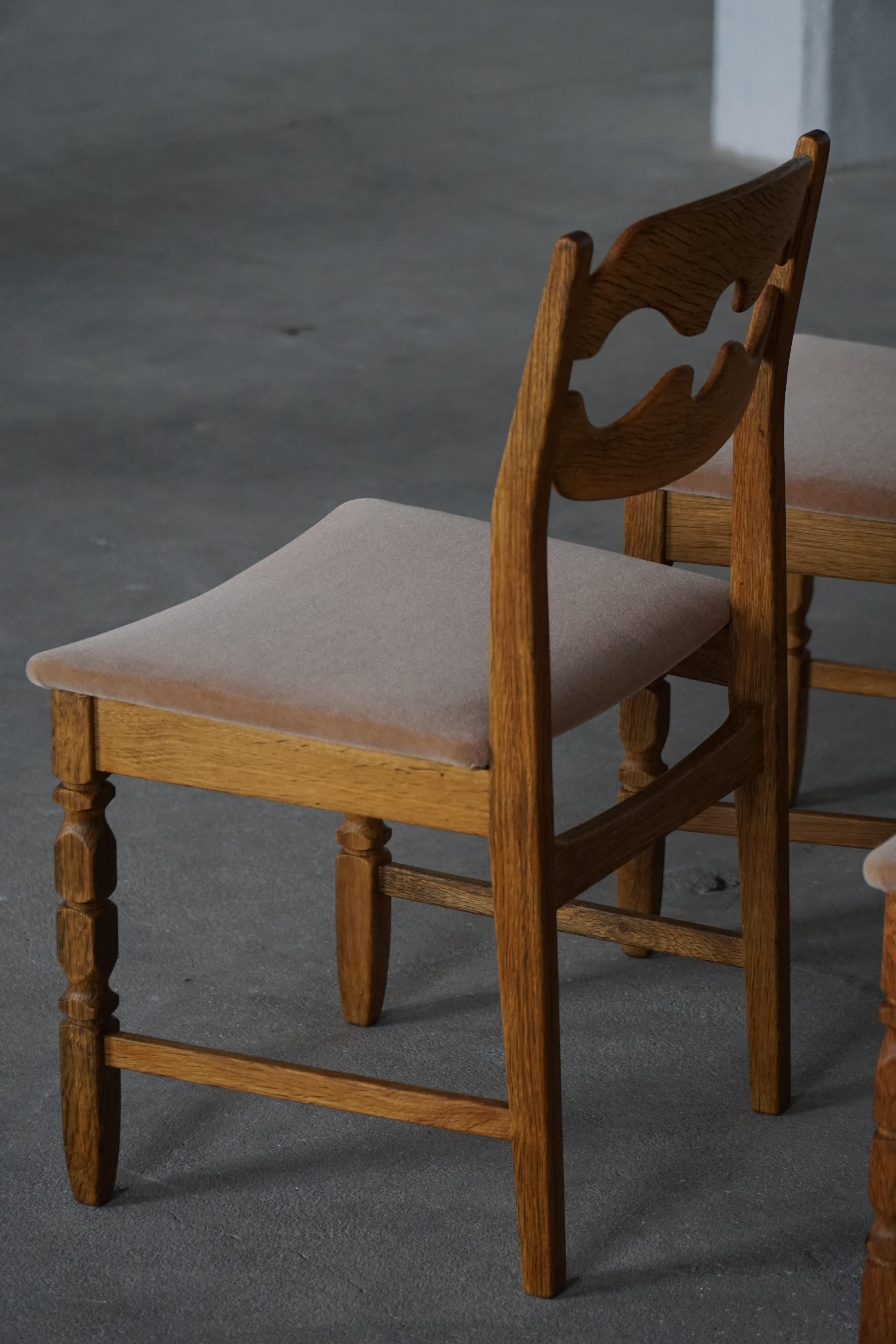 Henning Kjærnulf, Set of 8 “Razorblade” Dining Chairs in Oak and Mohair, 1960s For Sale 12