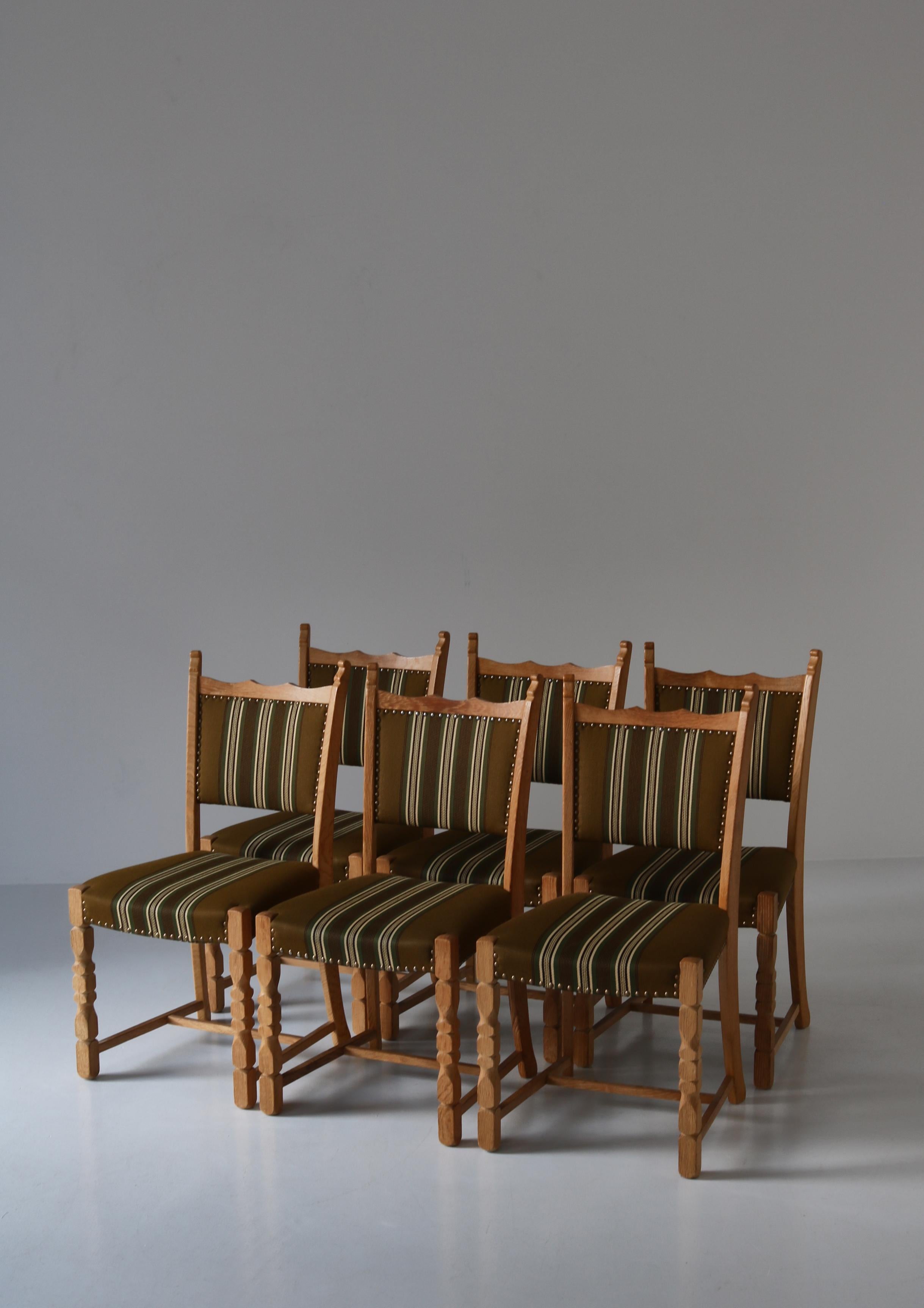Scandinave moderne Ensemble de chaises de salle à manger Henning Kjærnulf en chêne et tissu de laine Olmerdug, années 1960 en vente