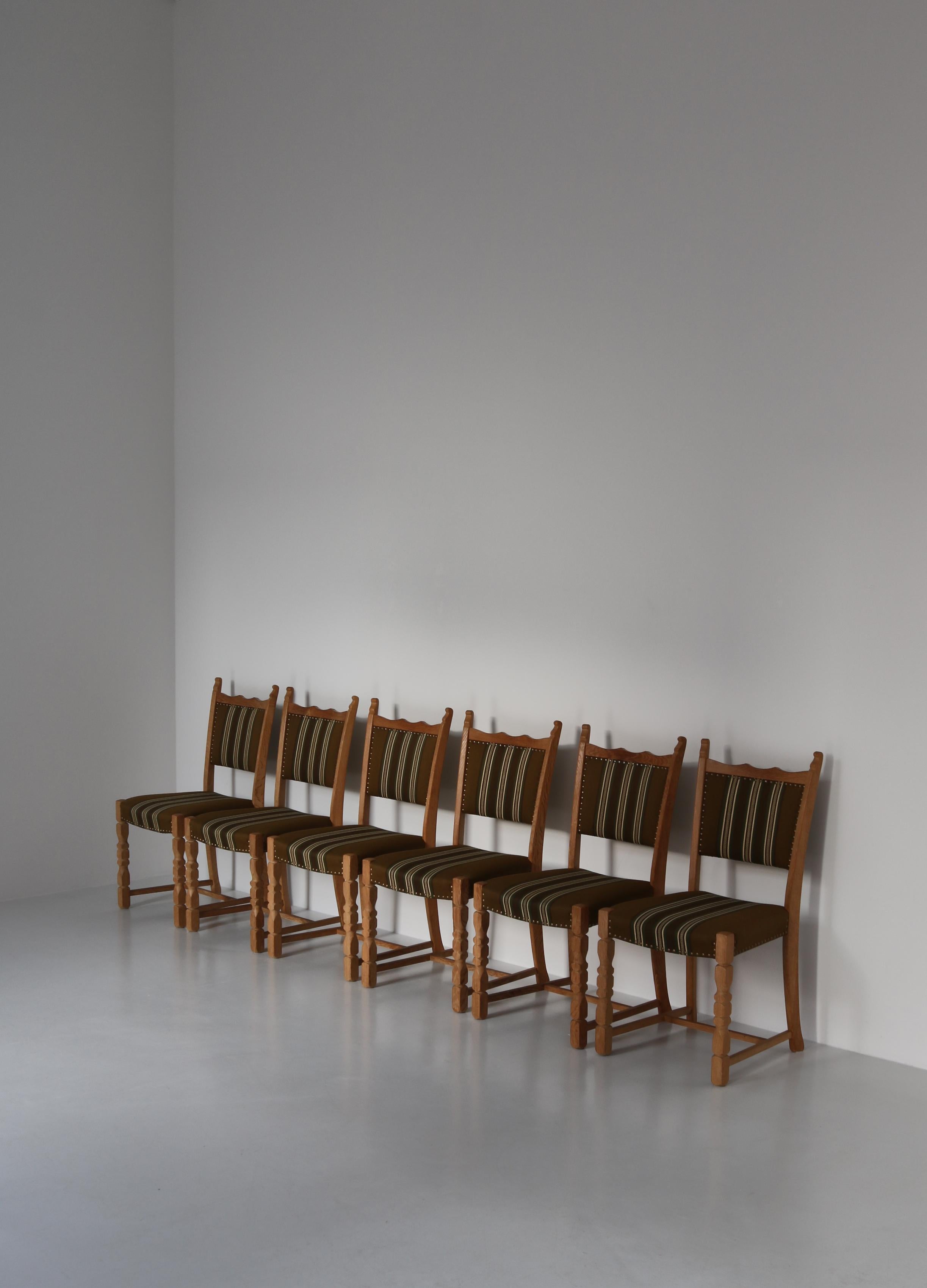 Danois Ensemble de chaises de salle à manger Henning Kjærnulf en chêne et tissu de laine Olmerdug, années 1960 en vente