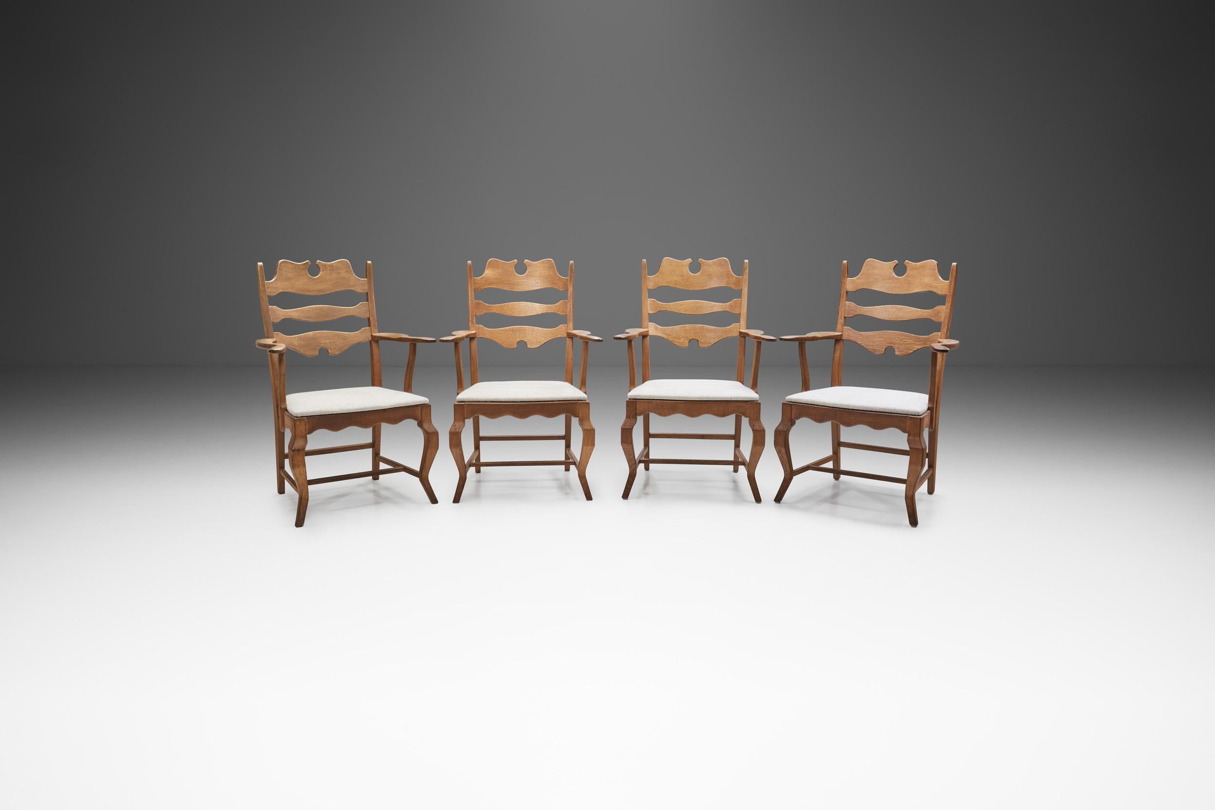 Scandinave moderne Ensemble de quatre chaises de salle à manger en chêne Henning Kjrnulf, Danemark, années 1960 en vente