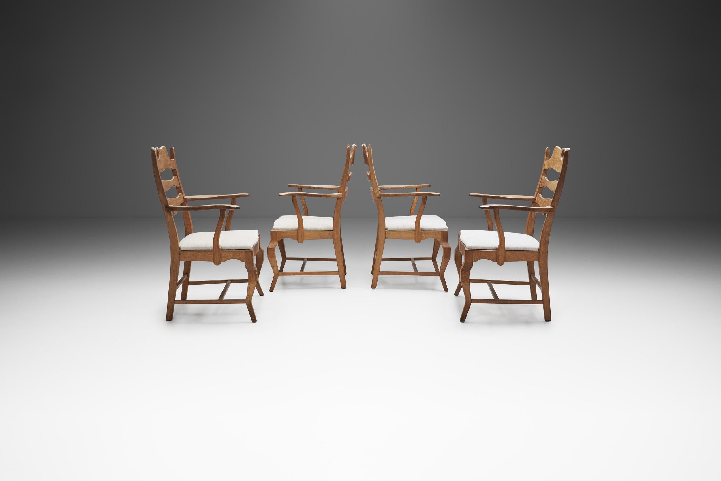 Danois Ensemble de quatre chaises de salle à manger en chêne Henning Kjrnulf, Danemark, années 1960 en vente