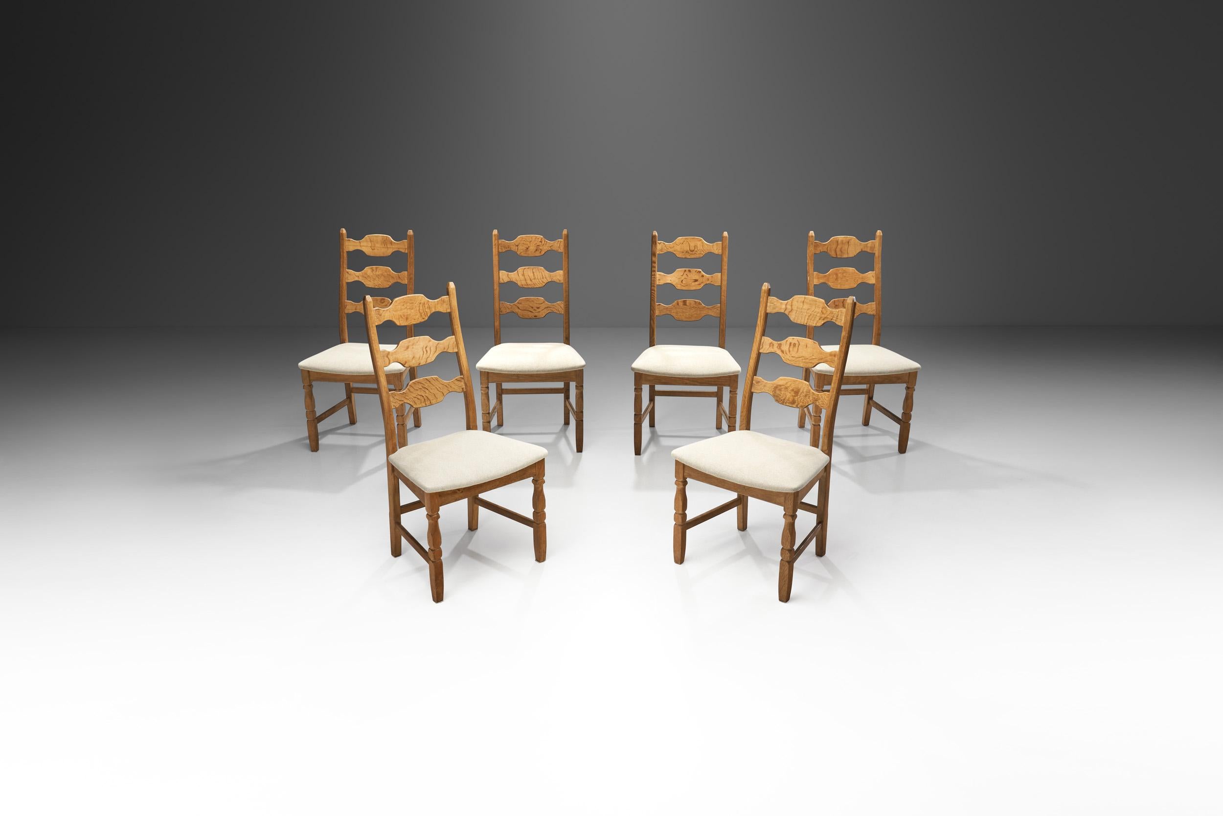 Die Razorblade-Stühle aus Eichenholz von Henning Kjaernulf sind die markantesten Entwürfe des Designers. Diese Garnitur wurde von der dänischen Firma EG Kvalitetsmöbel in den 1960er Jahren hergestellt und ist somit eine echte dänische Garnitur aus