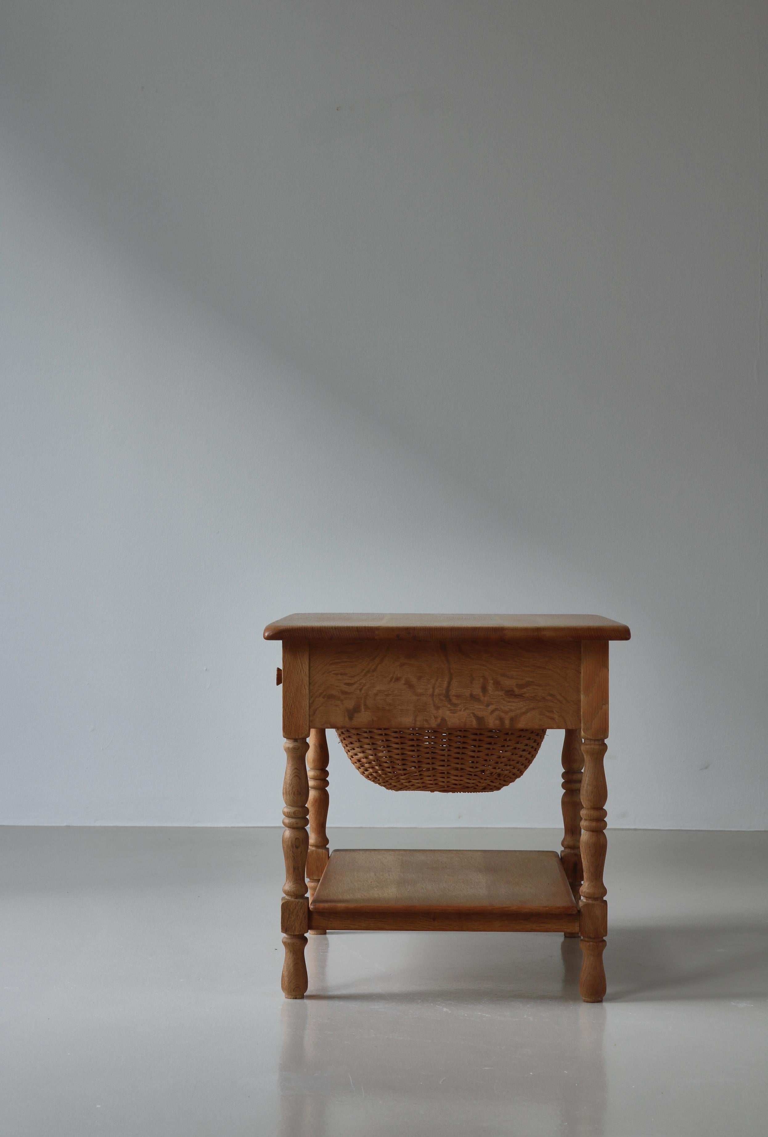 Table à tricoter/coudre Henning Kjærnulf en bois de chêne équarri, Danemark, années 1960 en vente 1