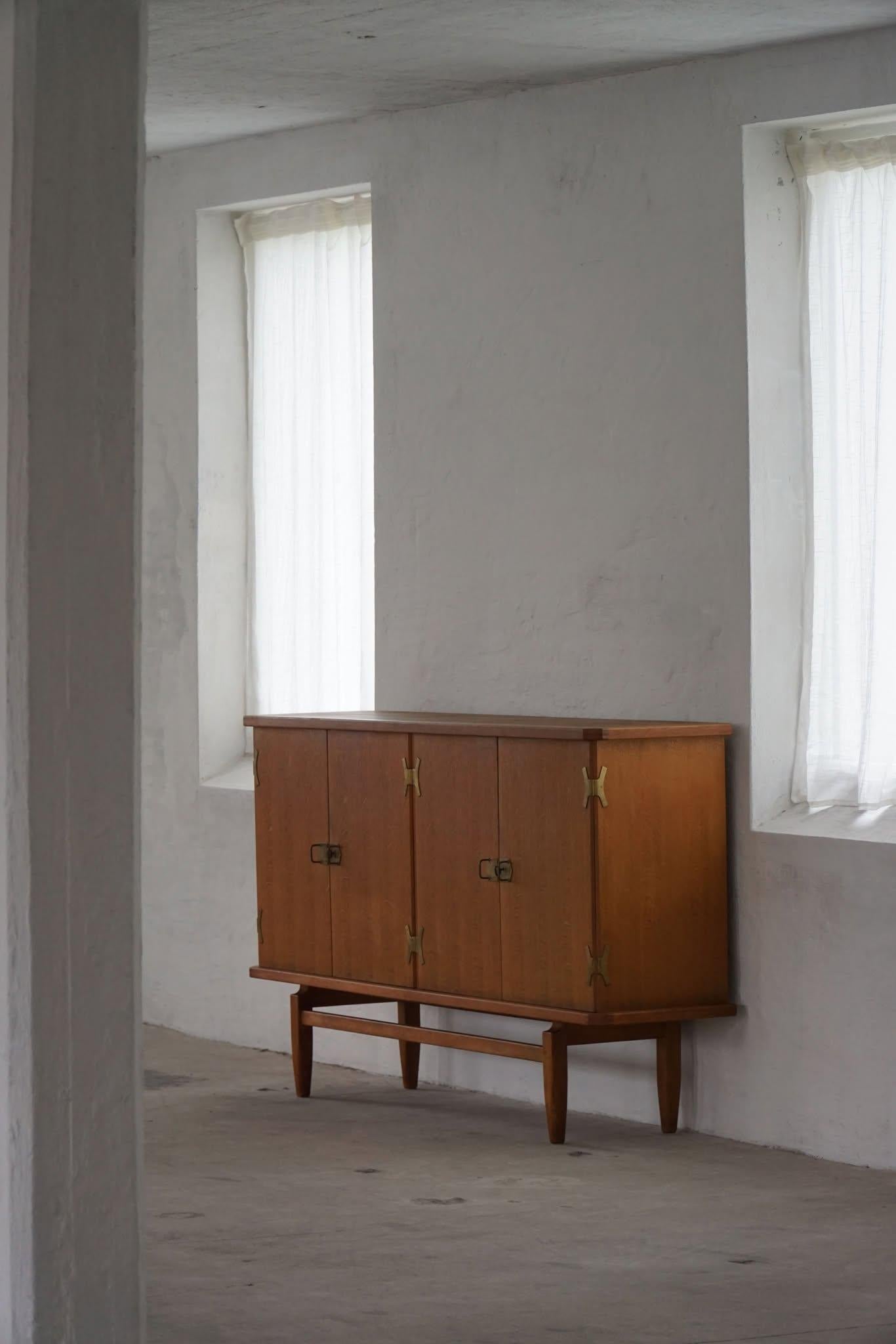 Henning Kjærnulf, Aparador de roble y latón, estilo danés de mediados del siglo XX, años 60 en Bueno estado para la venta en Odense, DK
