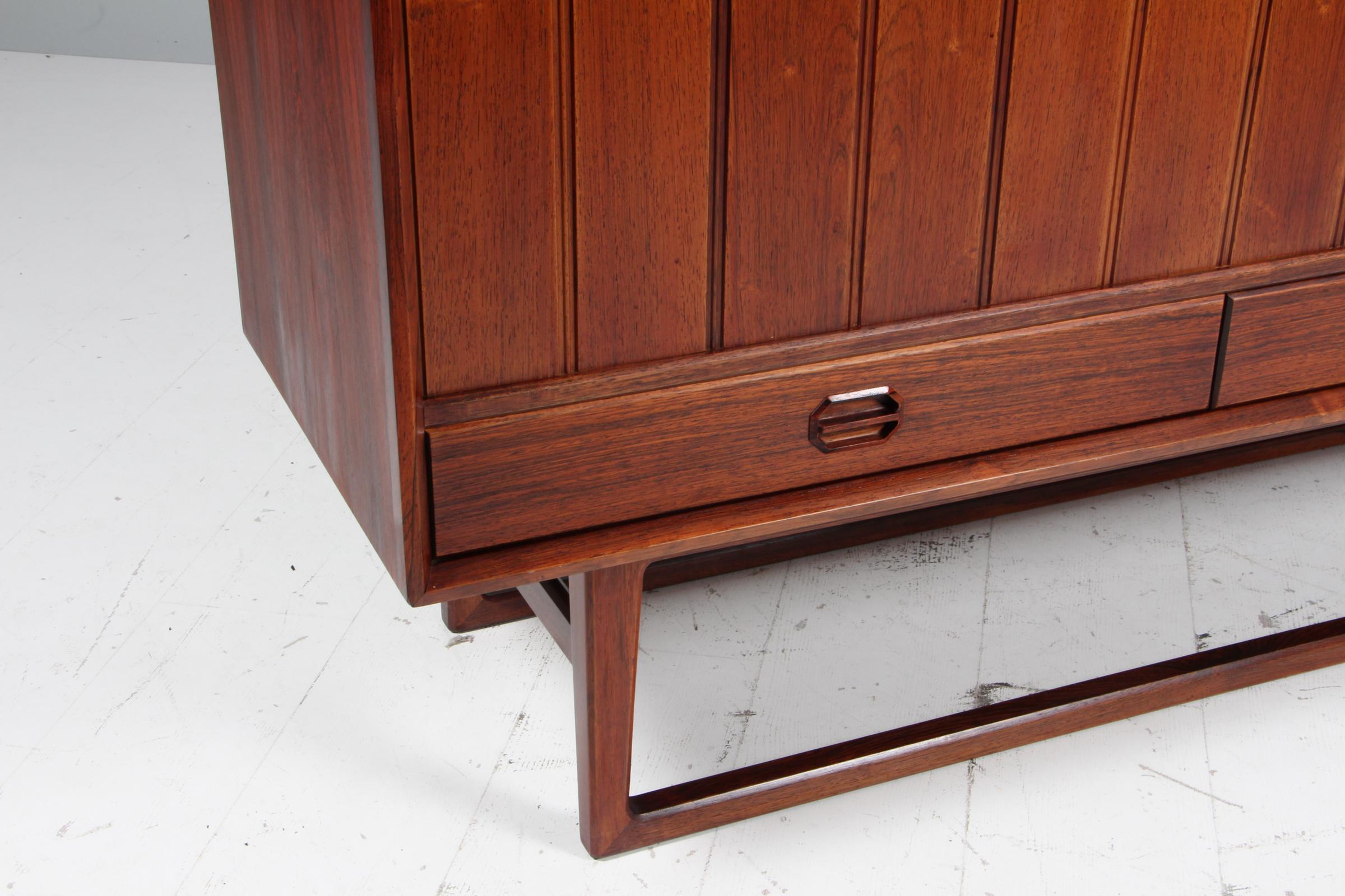 Credenza Henning Kjærnulf in palissandro. Danimarca anni '60 In condizioni buone in vendita a Esbjerg, DK