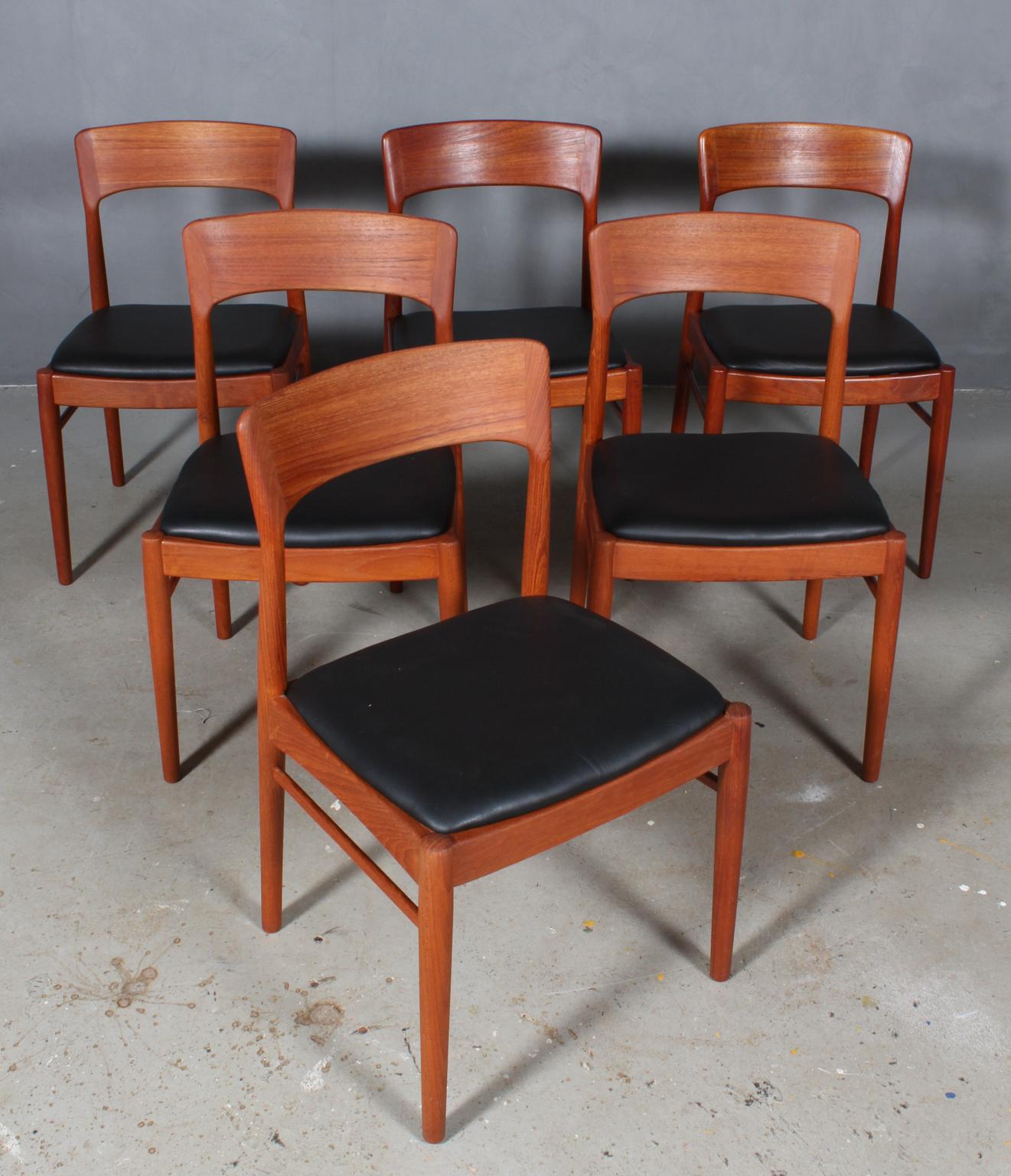 Henning Kjærnulf six dining chairs, new upholstered with black aniline leather.

Frame of solid teak.

Made by Korup Stolefabrik.