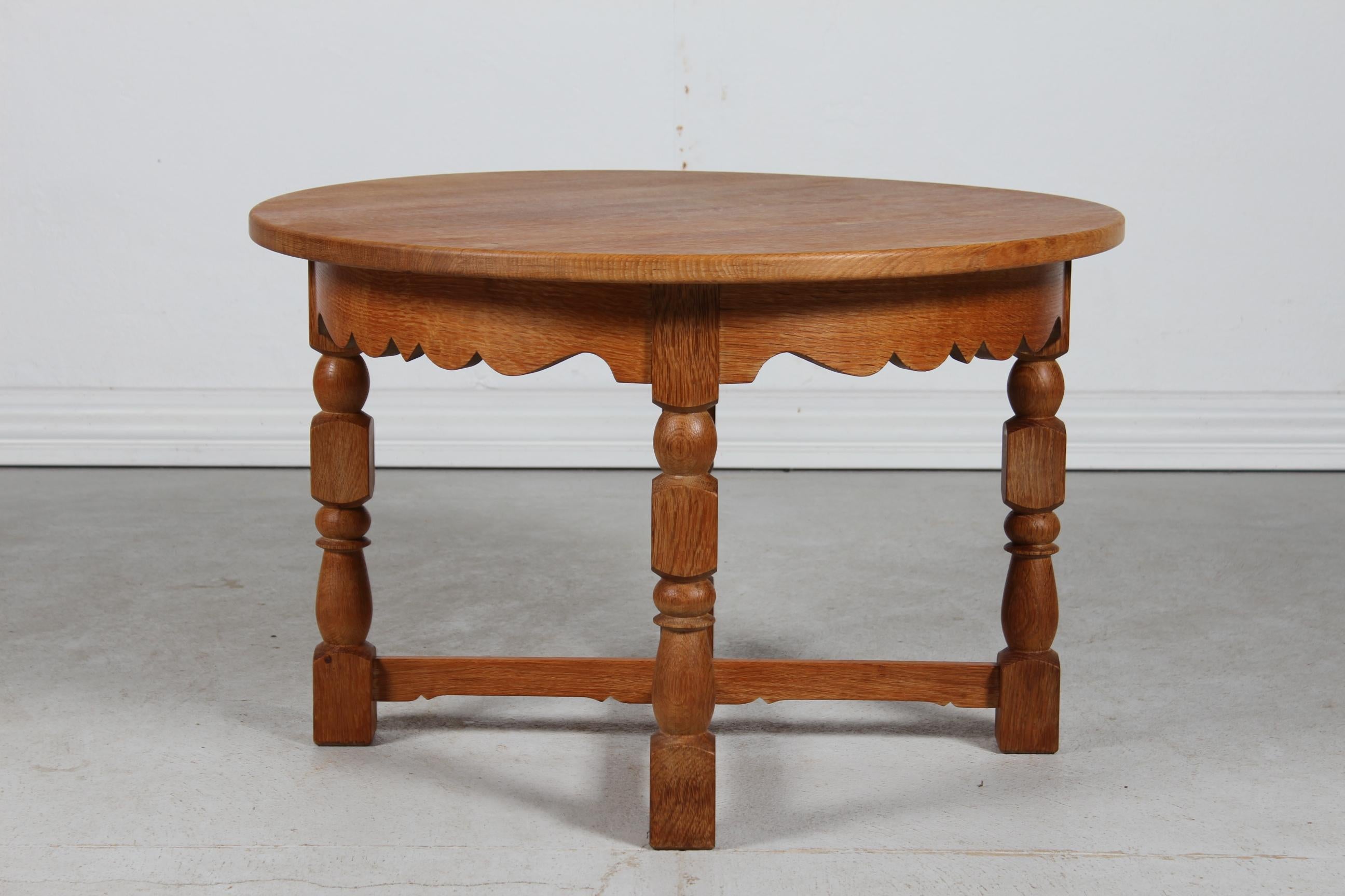 Great Henning Kjærnulf style round coffee table of heavy solid oak
Brutalist style with carved legs and wavy table rim.
Handcrafted by a Danish cabinetmaker in the 1950s

Measures: Diameter 85 cm
Height 54.5 cm

The fine natural surface and patina