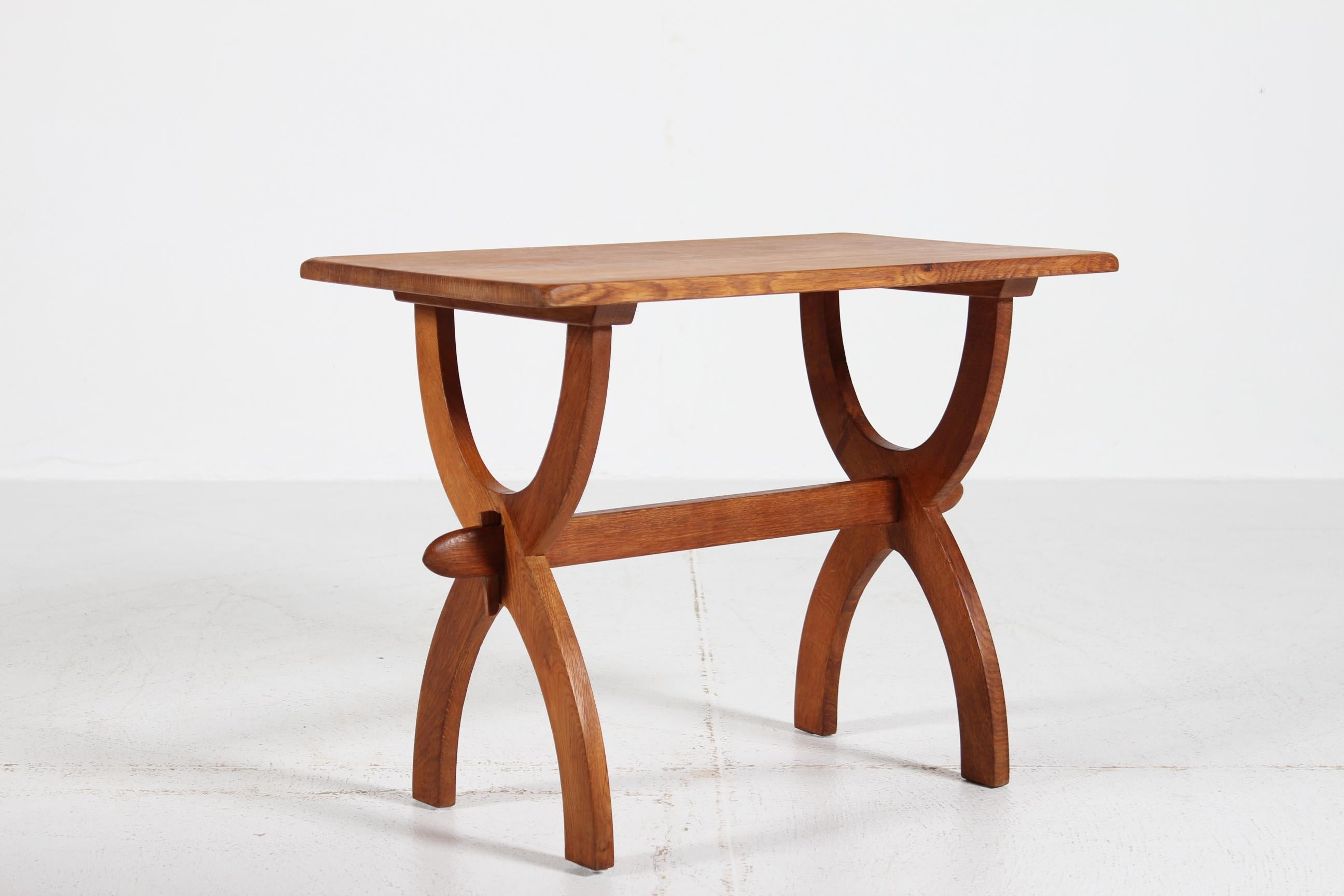 Gran mesa de centro pequeña de estilo Henning Kjærnulf hecha de roble macizo.
Fabricado a mano en sólida calidad por un hábil carpintero danés en la década de 1970

Medidas: 
Longitud 73,5 cm
Anchura 44 cm
Altura 57 cm

La fina superficie natural y