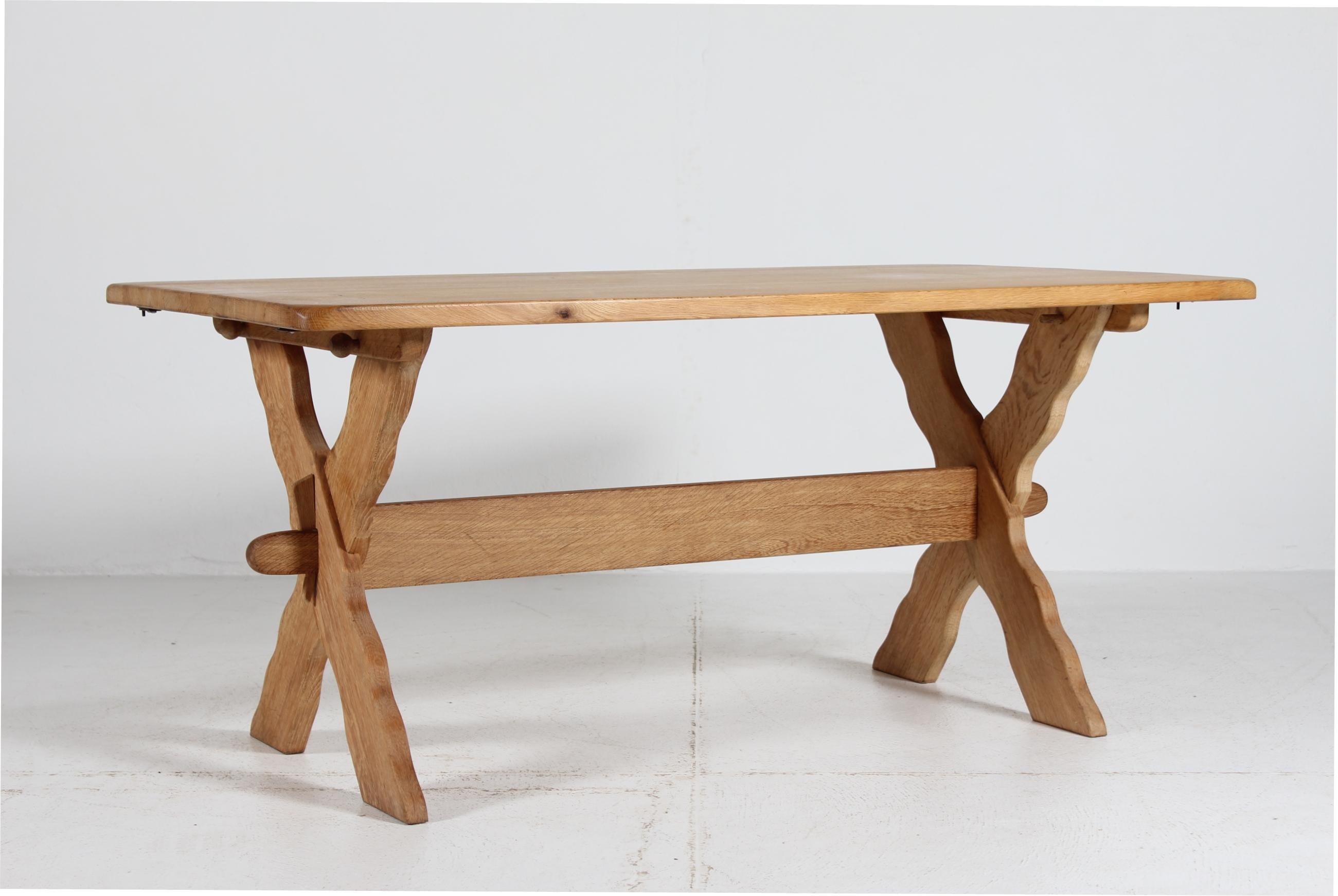 Estupenda mesa de patas cruzadas estilo Henning Kjærnulf hecha con tablones de roble.
Fabricado a mano en sólida calidad por un hábil carpintero danés en la década de 1970

Medidas: 
Longitud 160 cm
Anchura 87,5 cm
Altura 72,5 cm

La fina superficie