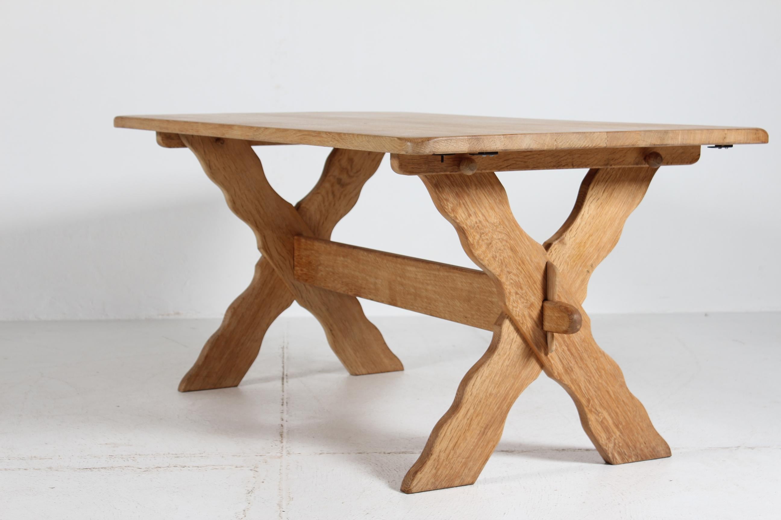 Henning  Mesa de tablones con patas cruzadas estilo Kjærnulf de roble macizo años 70 finales del siglo XX en venta