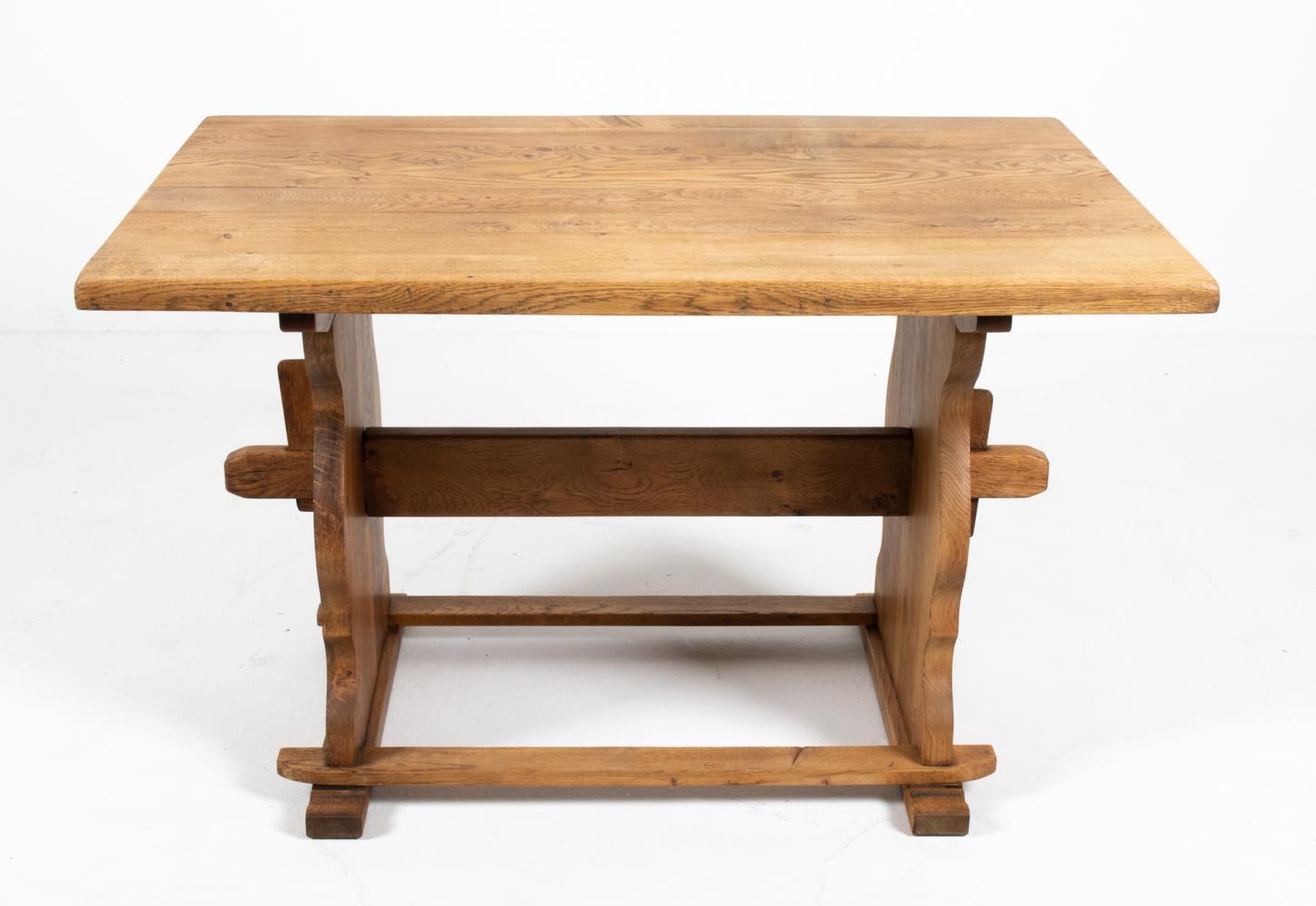 Henning Kjaernulf-Style Danish Mid-Century Oak Dining Table In Good Condition For Sale In Norwalk, CT