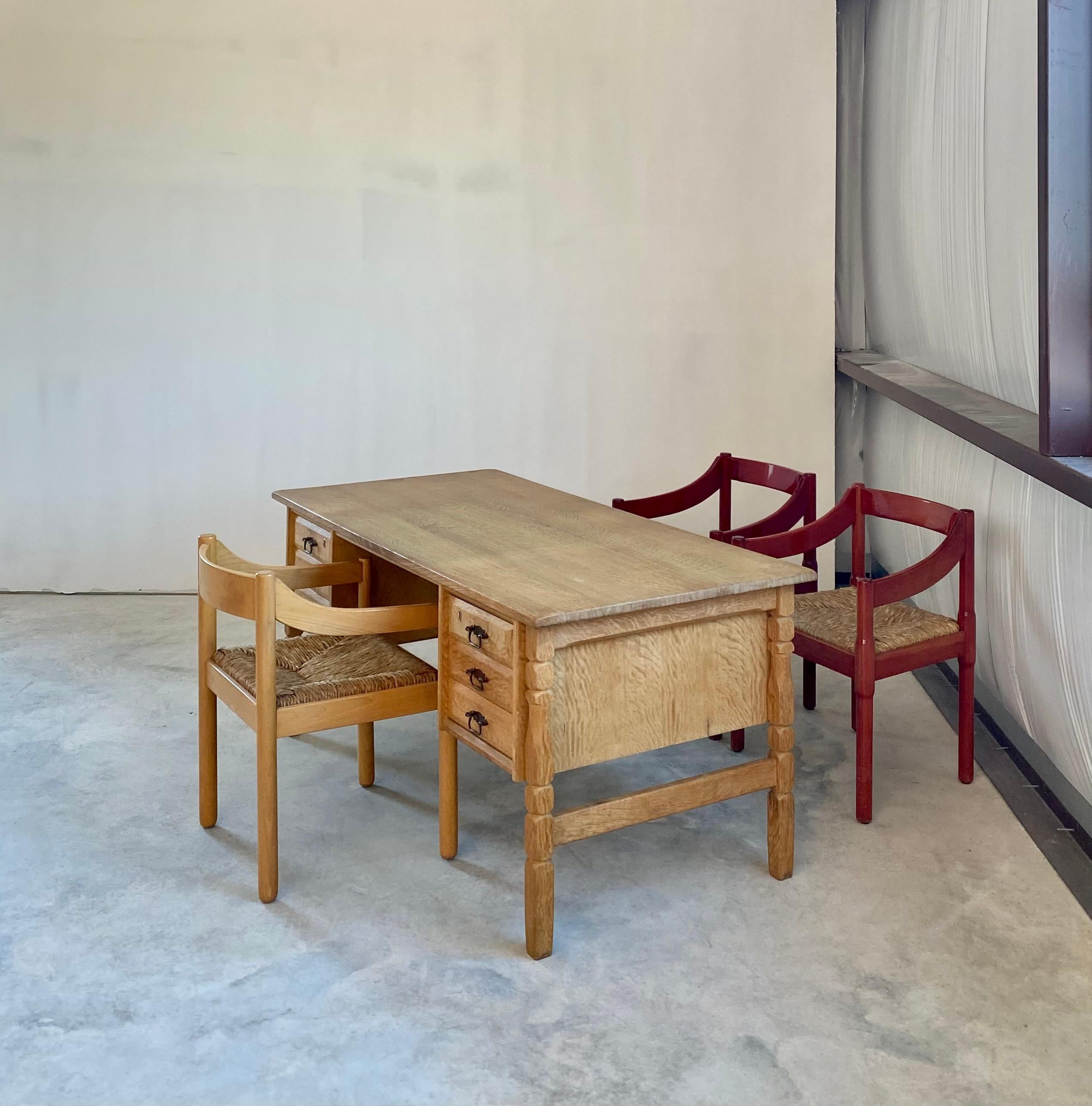 Scrivania danese a due lati in quercia attribuita a Henning Kjærnulf, anni '70 circa. Questo pezzo di ottima fattura esemplifica la raffinata semplicità e la qualità duratura del design danese di metà secolo. Costruita in rovere massiccio, la