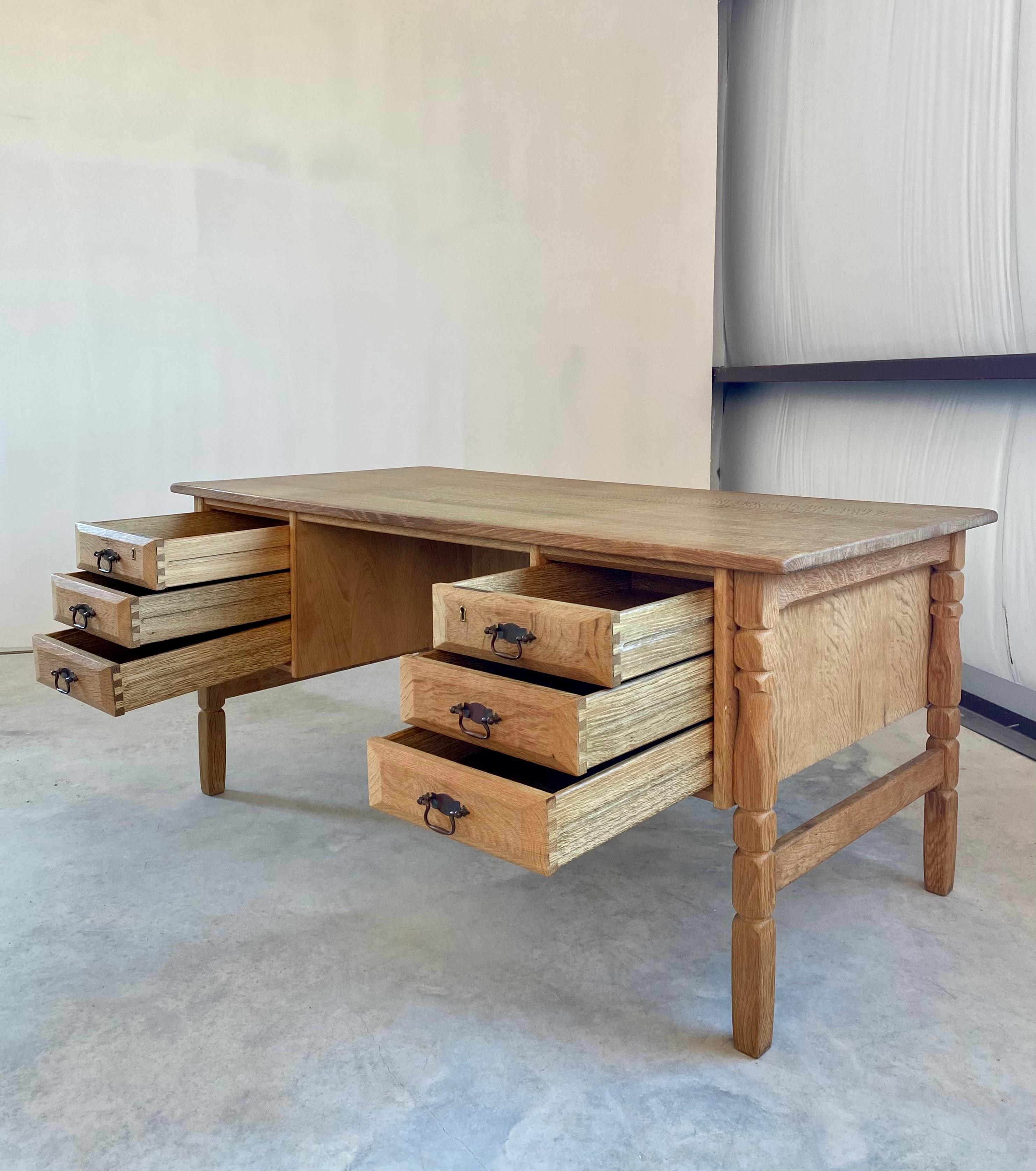 Intagliato Scrivania bifacciale in stile Oak di Henning Kjaernulf in vendita