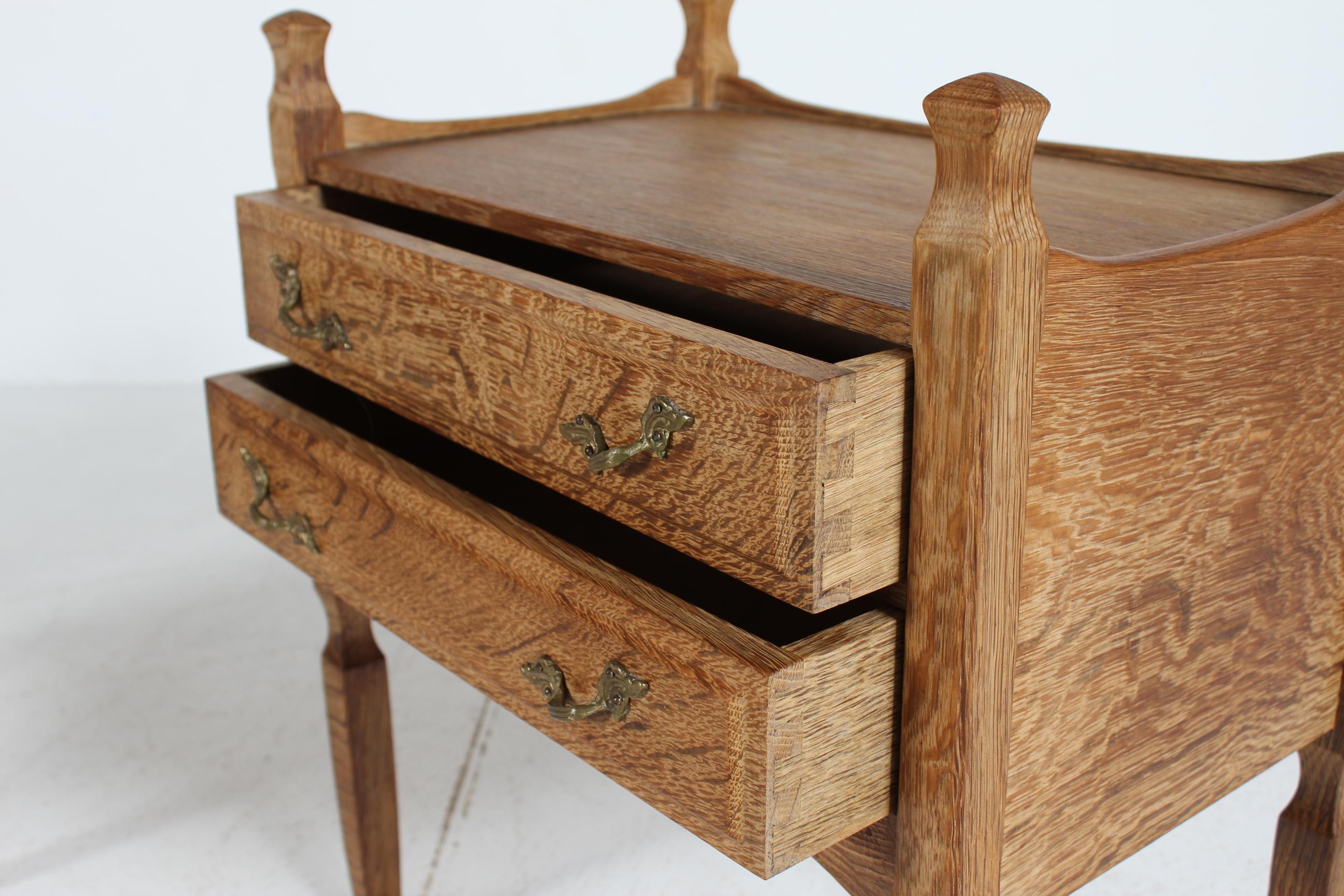 Henning  Pareja de mesitas auxiliares y de noche de roble macizo estilo Kjærnulf  1970s en venta 2